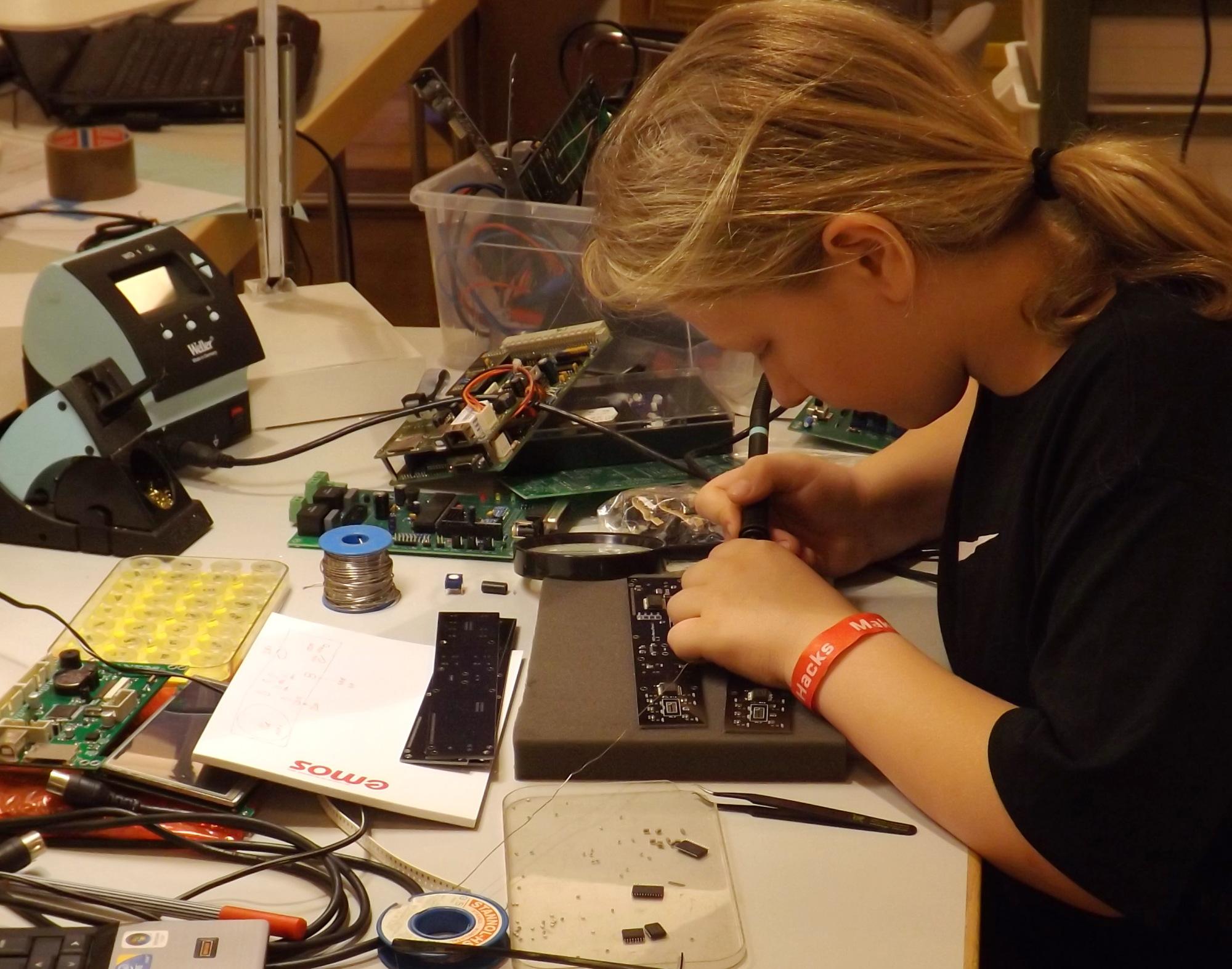 Nicht jeder Elektroniker ist so geschickt wie der 9-jährige Jonathan, der auf der Maker Faire SMD-Platinen fehlerlos bestückte.