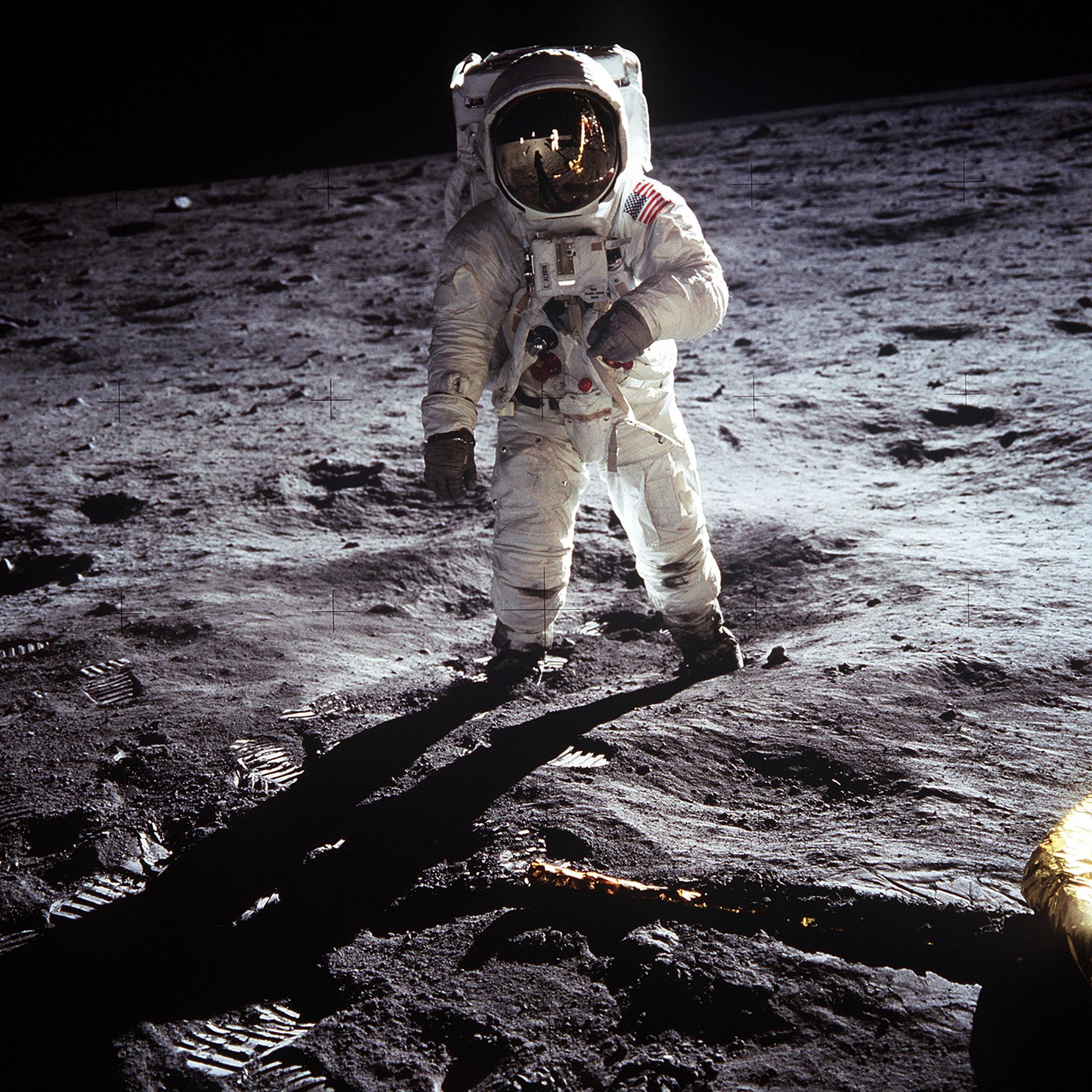 Erkennbare Details auf der Schattenseite Astronaut voll ausgeleuchtet