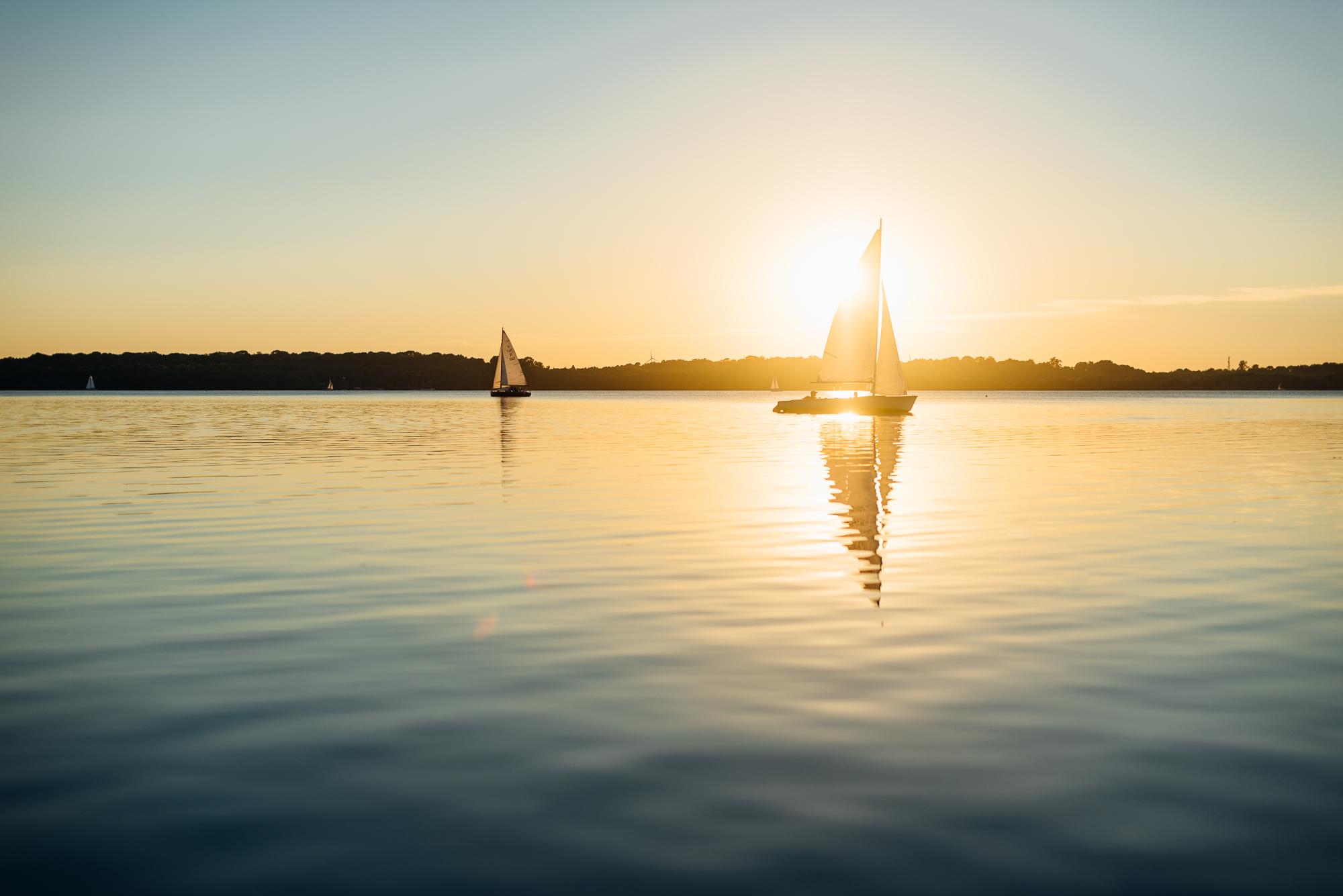 Auch direktes Gegenlicht kann stimmungsvoll zur Bildgestaltung eingesetzt werden. In diesem Beispiel ist trägt neber der Sonne selbst auch die Spiegelung von Licht und Boot zum stimmigen Gesamteindruck bei.