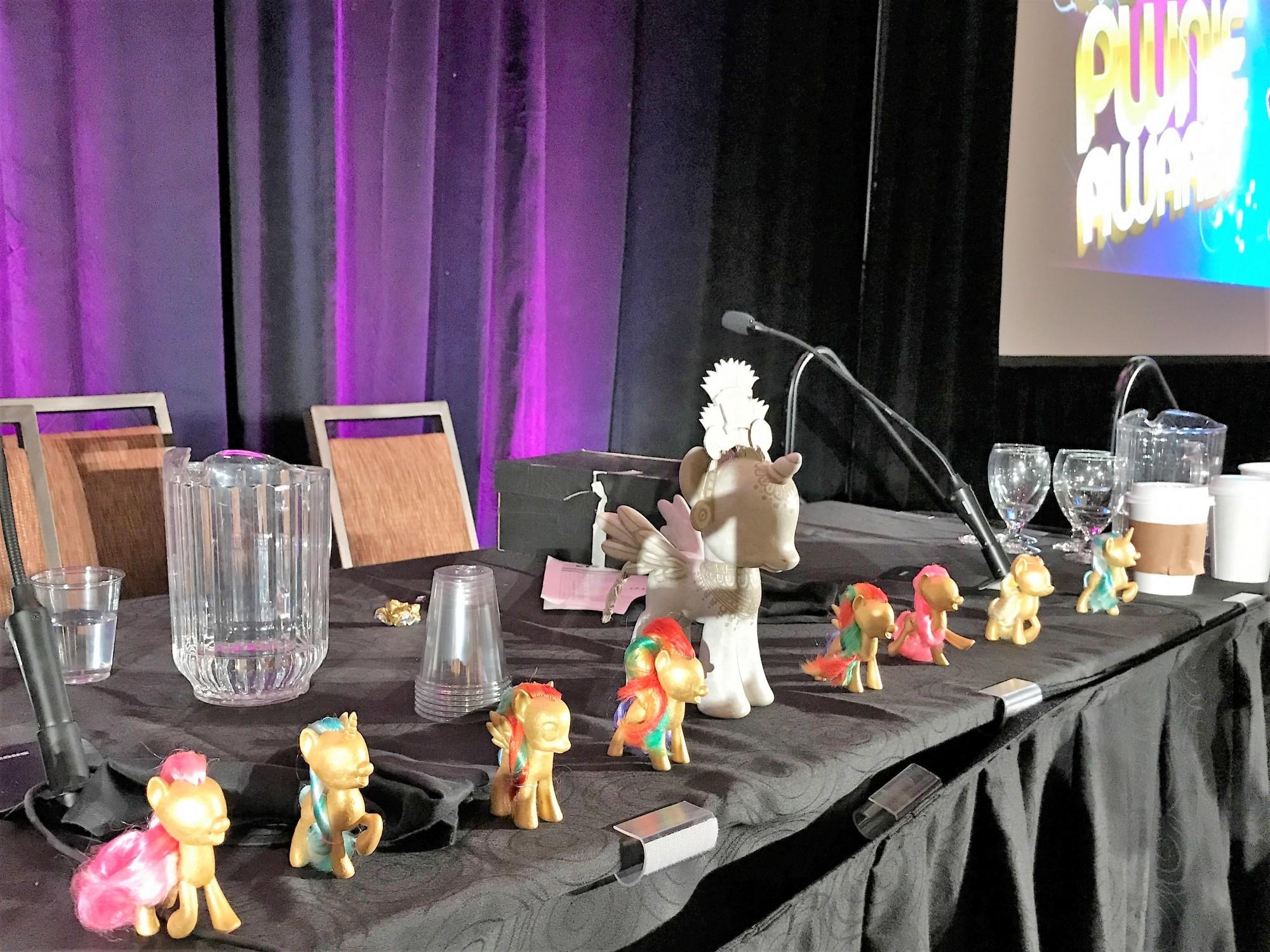 Die an "Mein kleines Pony" angelehnten Preise gehen an den Sieger einer der 14 Kategorien. Der große Hauptpreis fürs Lebenswerk ging an Felix "FX" Lindner.