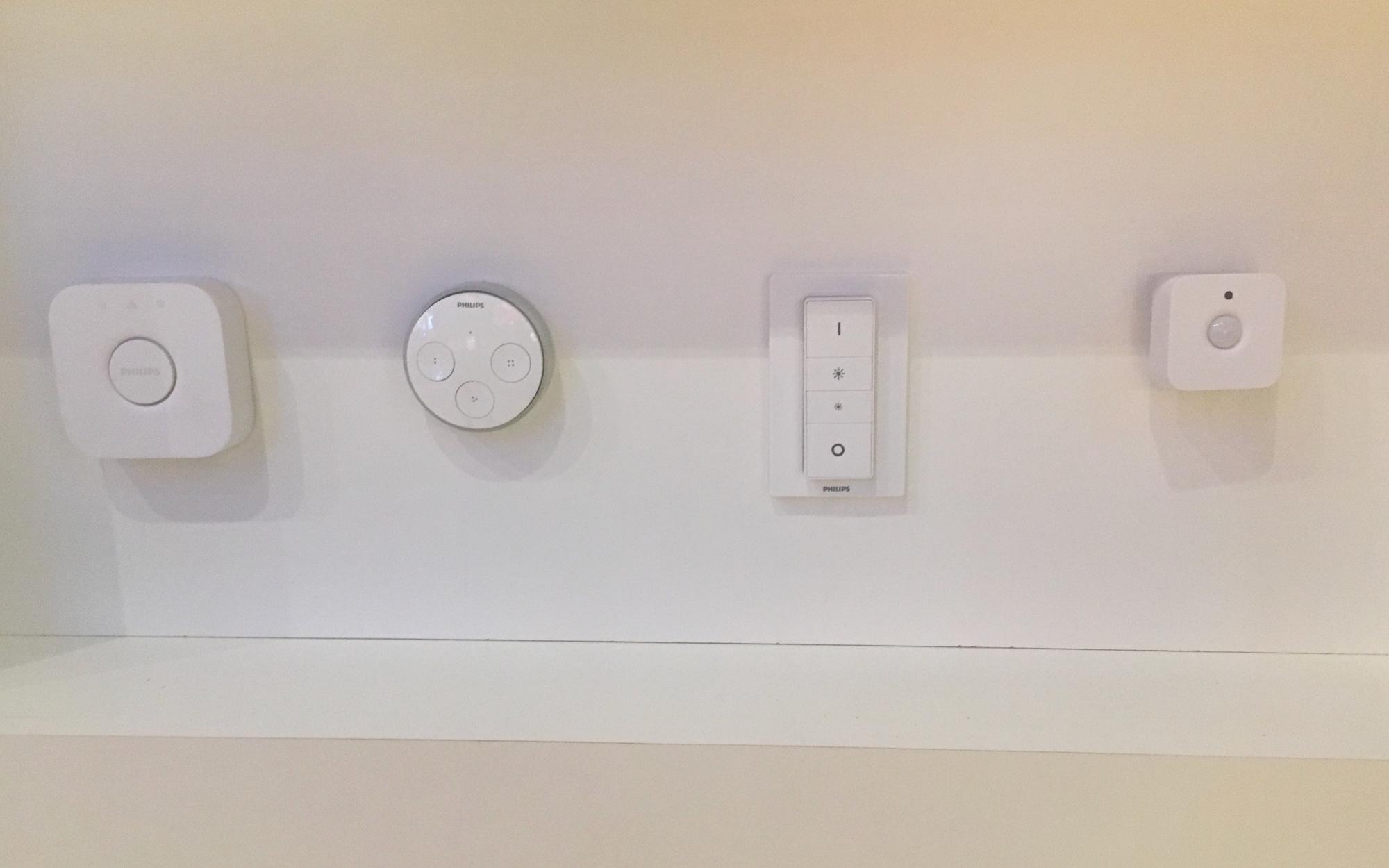 Bei Philips hängen die HomeKit-Bridge, der Mehrfach-Taster, der Dimmer und der Bewegungsmelder in einer Reihe.