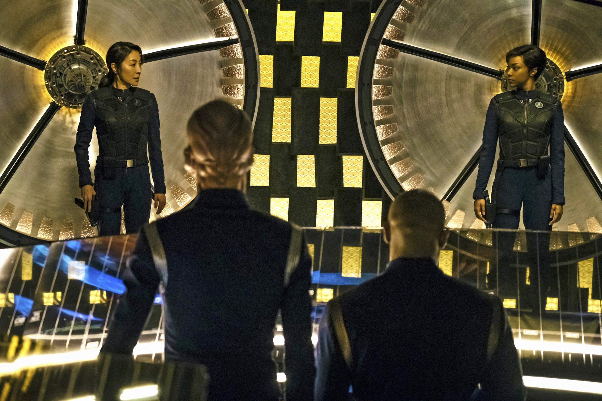 Captain Georgiou (Michelle Yeoh) und Commander Burnham (Sonequa Martin-Green) von der U.S.S. Shenzhou
