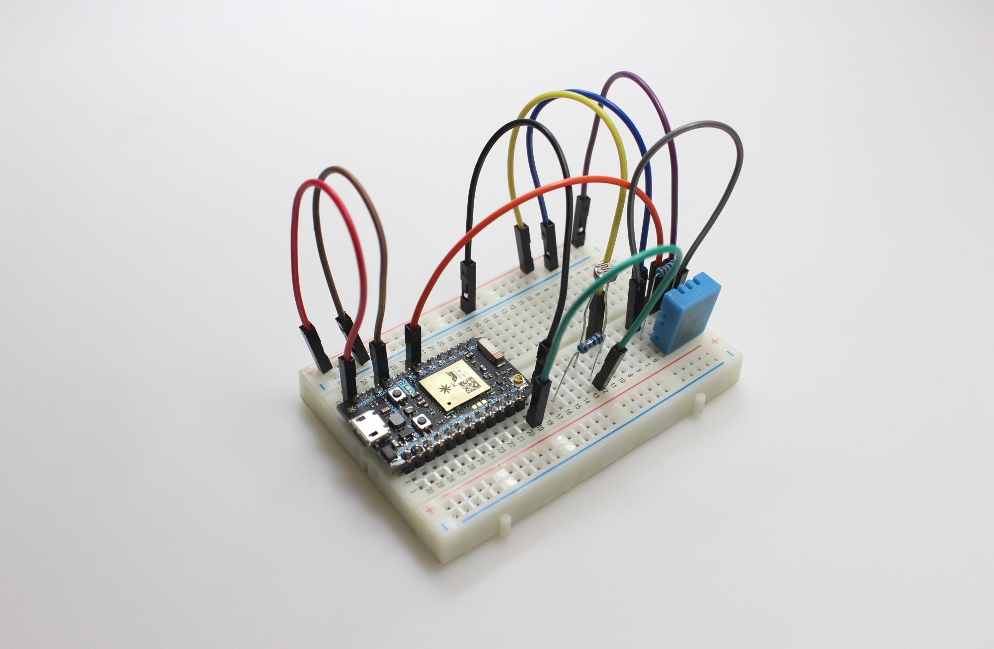Breadboard mit Mikrocontroller Photon