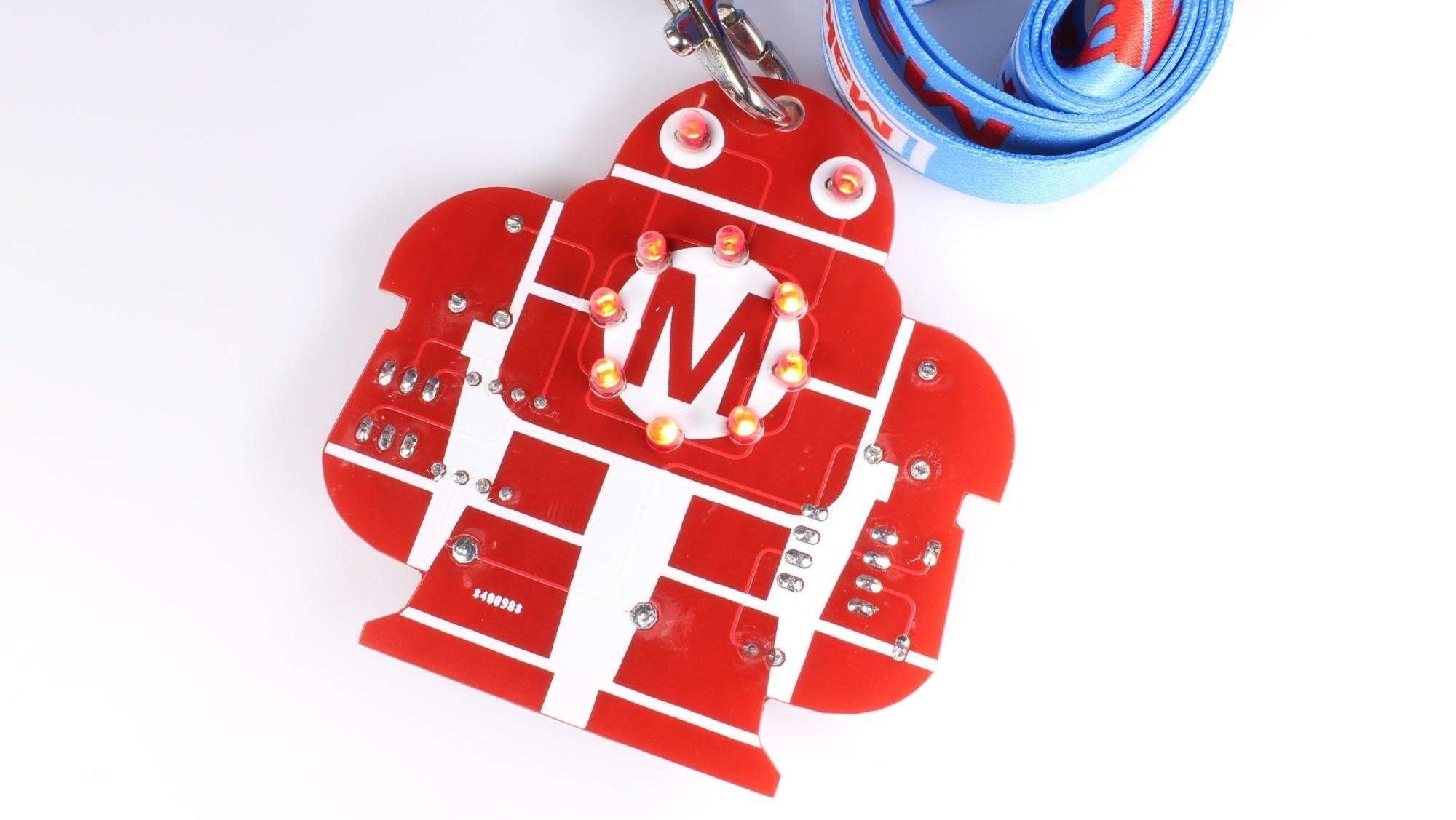 Rote Platine in Roboterform mit LEDs