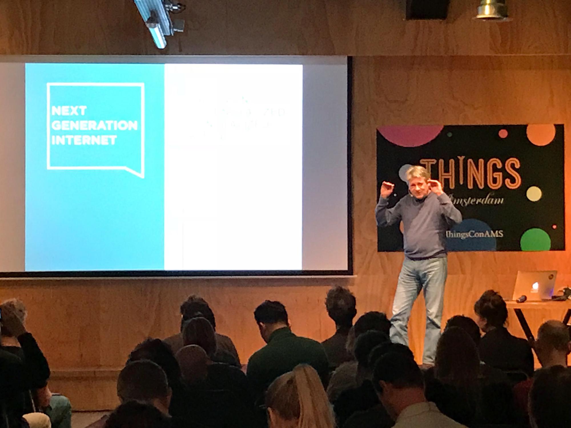 In seiner Keynote wirbt Rob van Kranenburg bei der Hacker- & Maker-Communtiy für die Mitwirkung im Programm „Next Generation Internet“ der Europäischen Kommission.