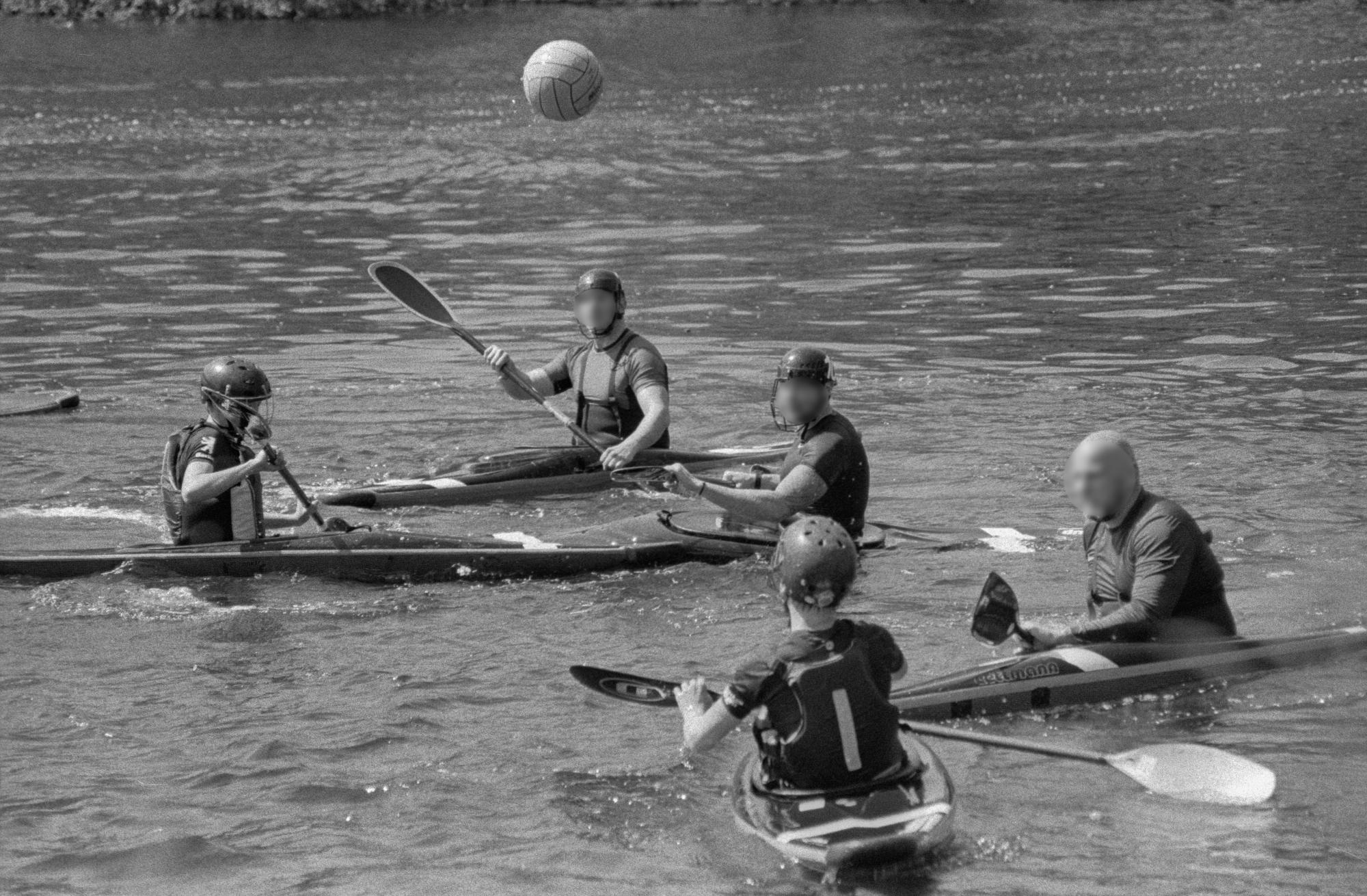 Wasserpolo auf dem Hohenzollernkanal in Berlin. <br />
Kodak T-Max P3200. ISO 1600 Blende f/5.6 1/4000 Sekunde.