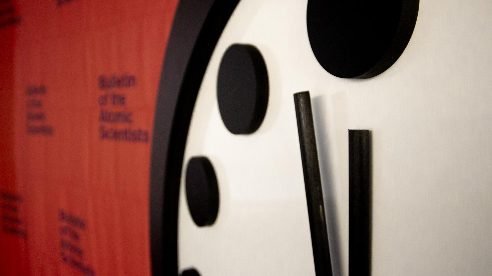 Weltuntergang Doomsday Clock Bleibt Auf 100 Sekunden Vor 12 Heise Online