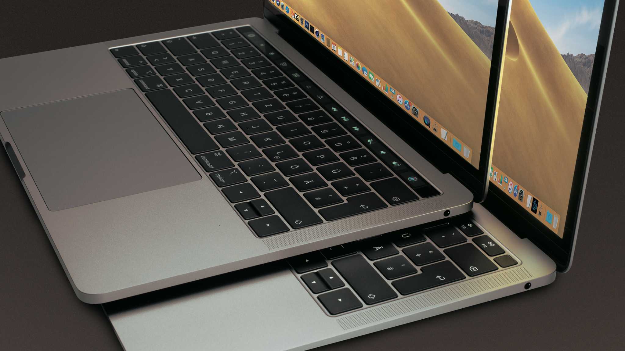 Zwei aufeinander gestapelte MacBooks