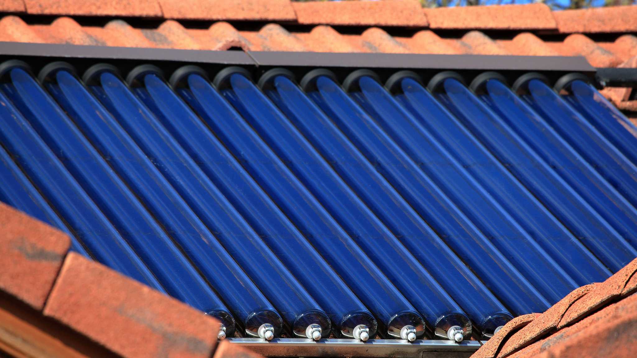 Solarthermie-Anlage auf Hausdach für nachhaltige Energie