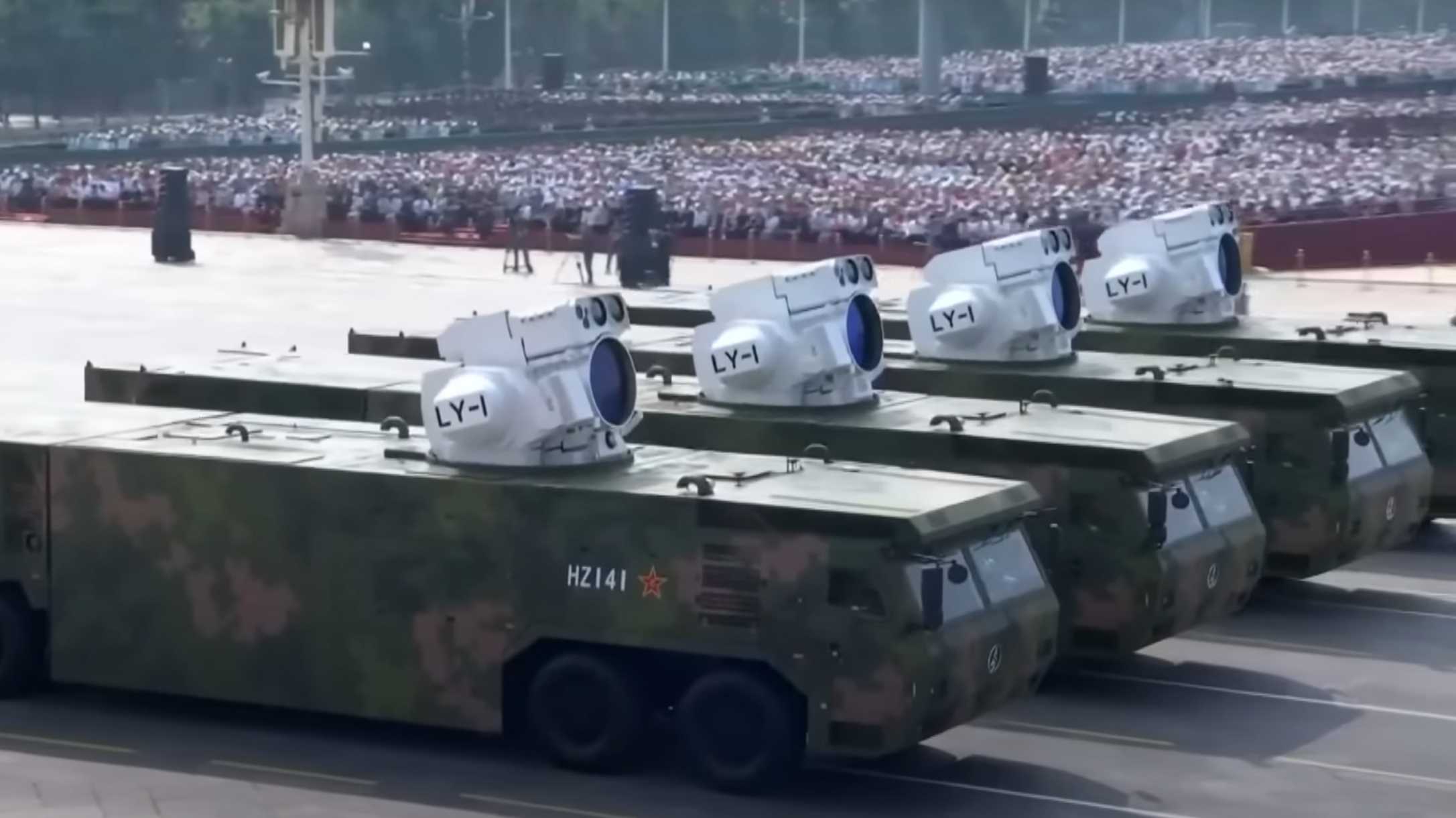 Fahrzeuge mit montierter Laserwaffe auf einer Parade