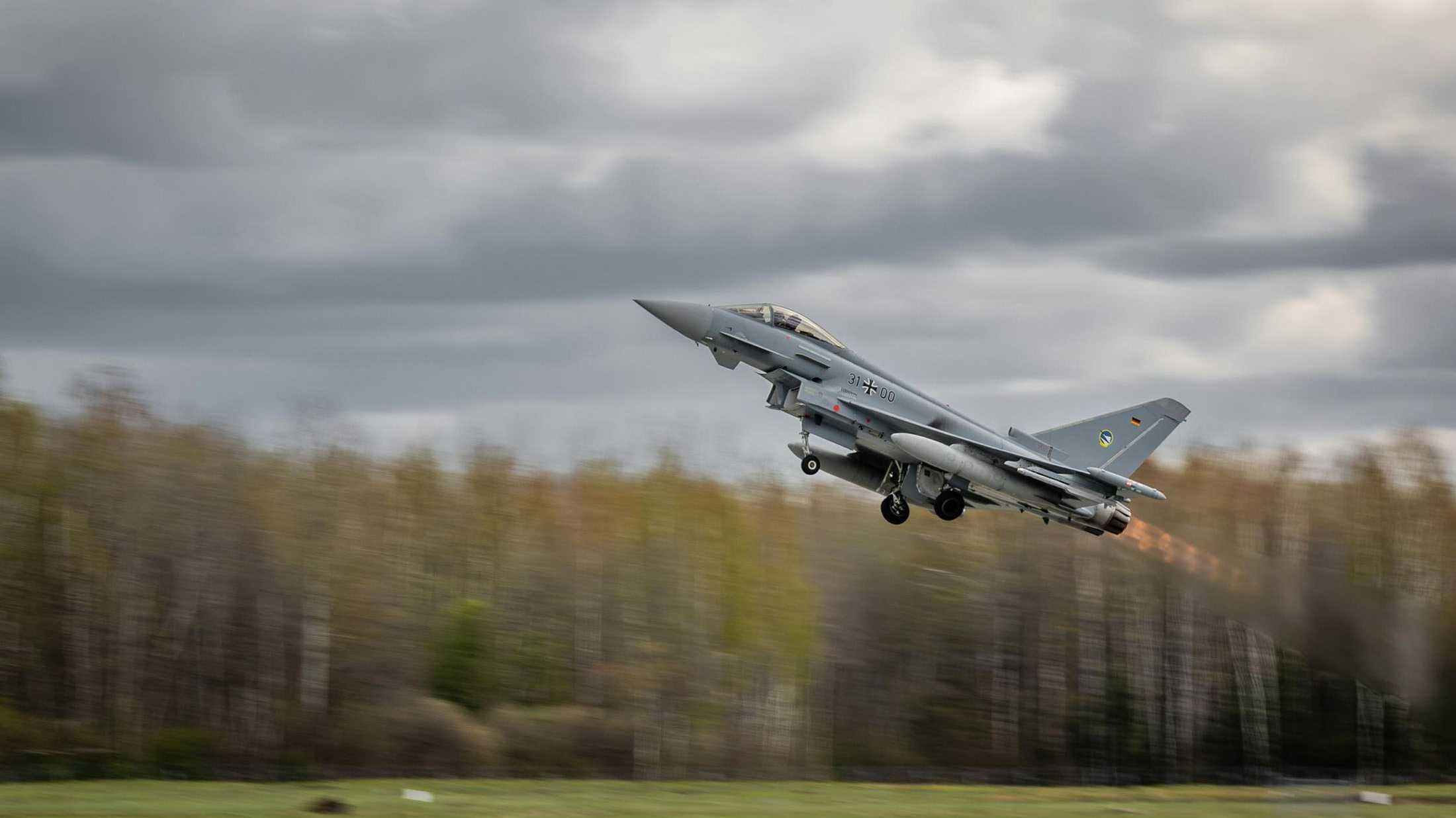 Ein Eurofighter Typhoon der deutschen Luftwaffe hebt vom Flugplatz Lielvarde in Lettland ab. Bild: nato.int