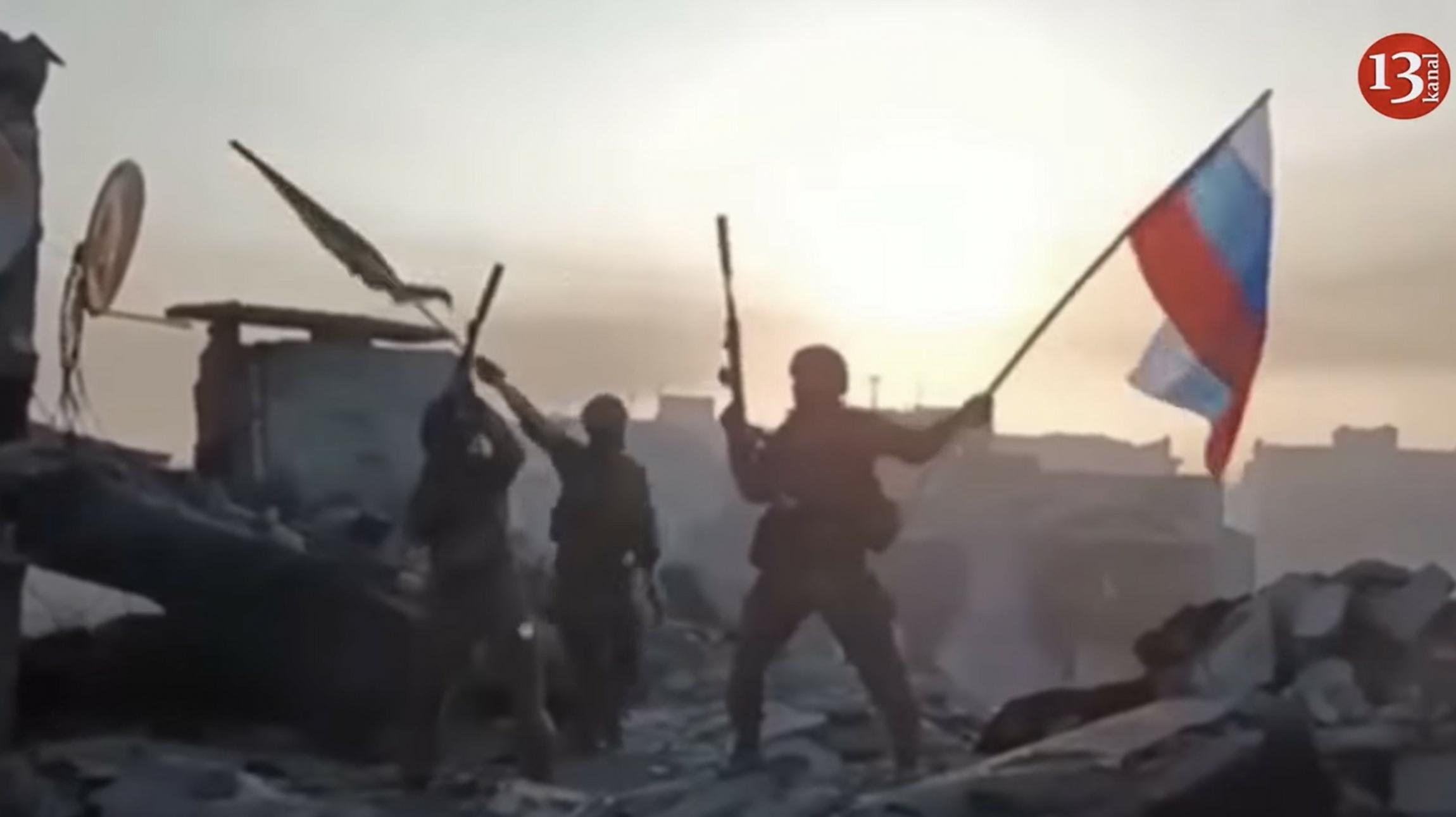 чвк вагнер спецоперация. флаг над бахмутом. украинские военные с флагом. 05. бахмут.