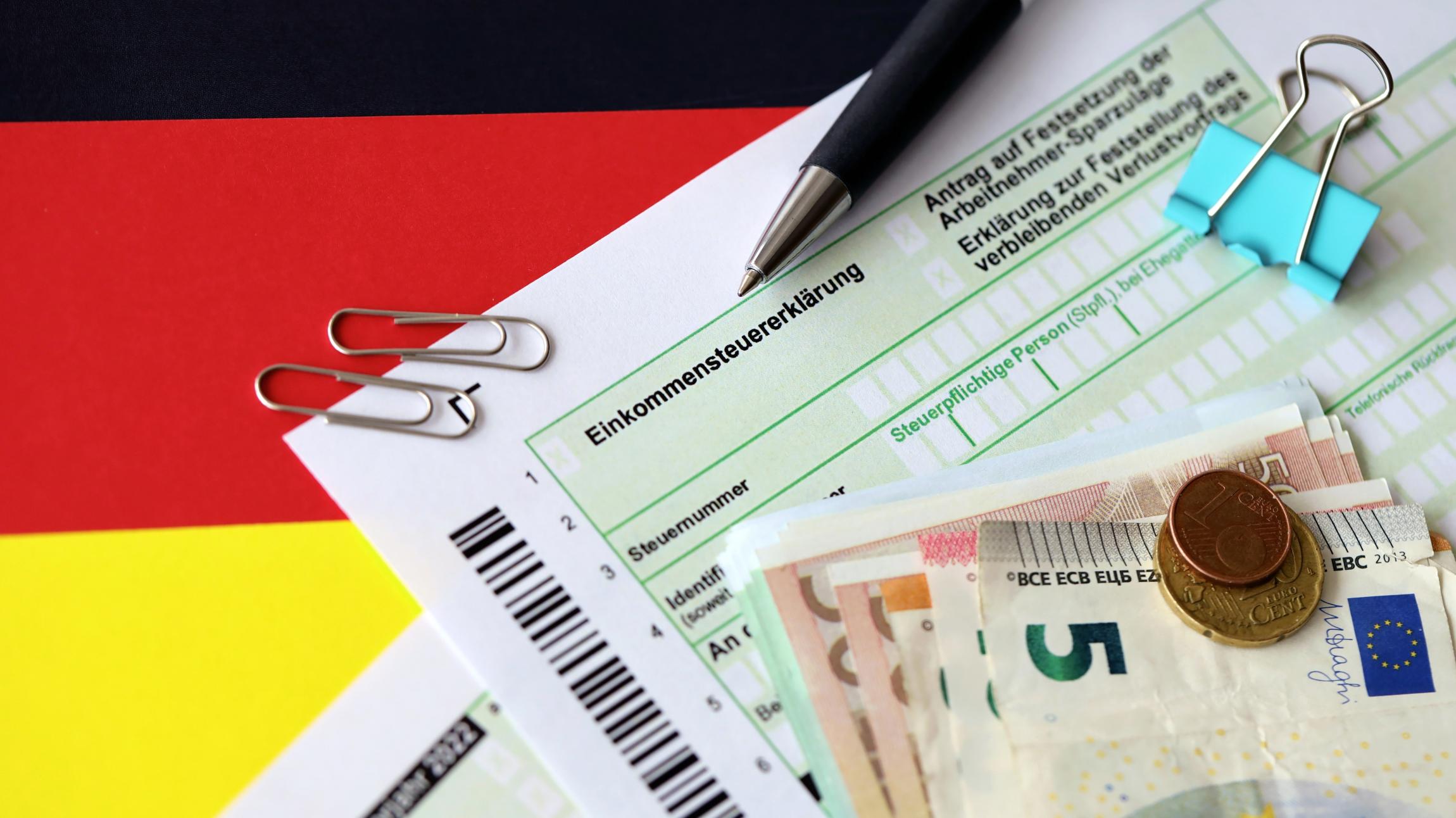  Foto zu Staat greift tiefer in Ihre Tasche: Rekord-Abzüge beim Lohn 2025 