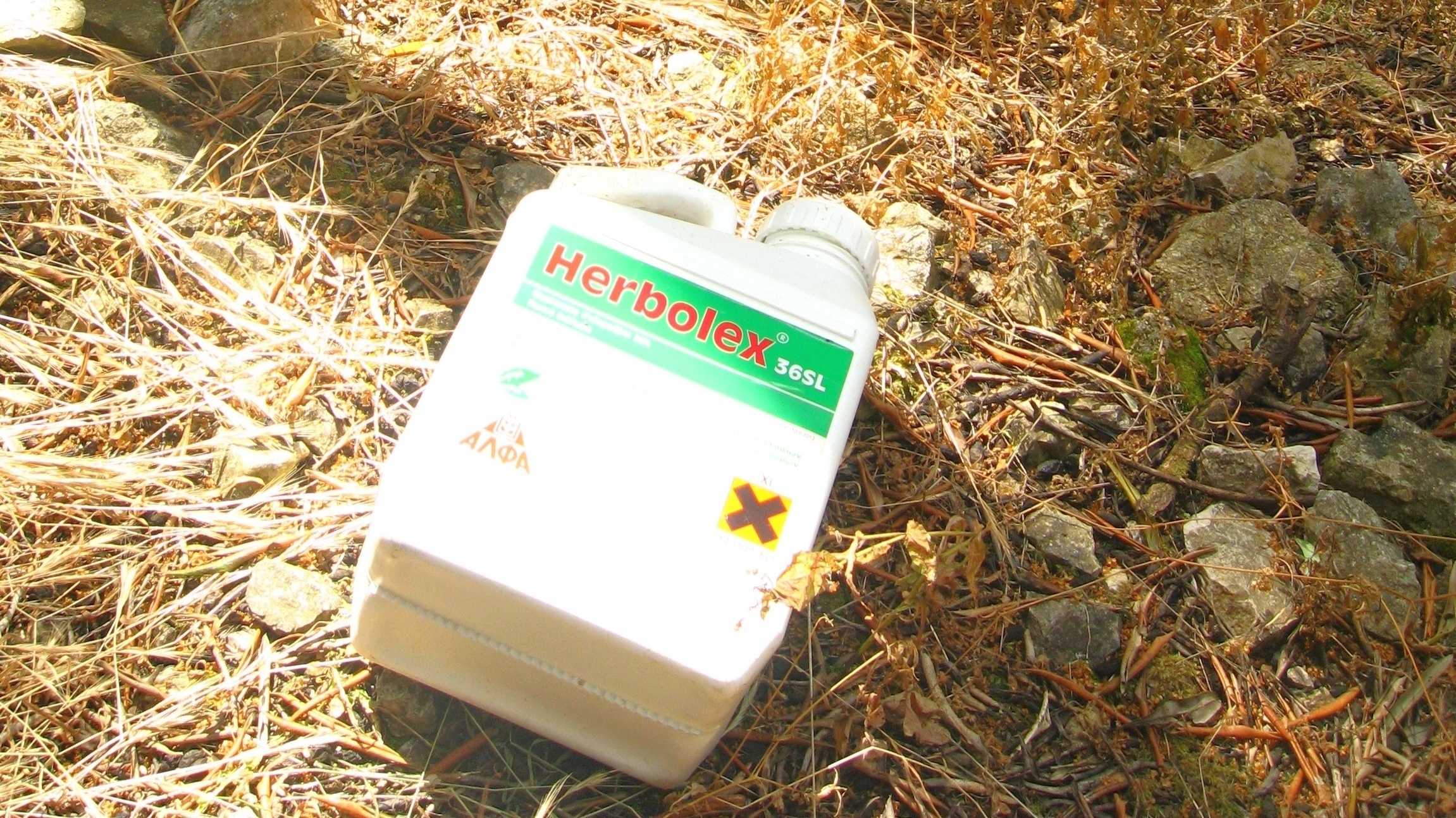 Glyphosat-Unkrautvernichter auf dem Boden – Symbol der Kontroverse um Pflanzenschutzmittel