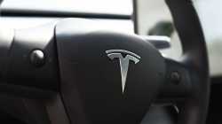 Tesla-Logo auf Lenkrad