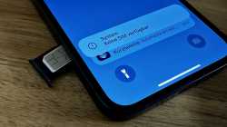 iPhone mit offenem SIM-Kartenslot