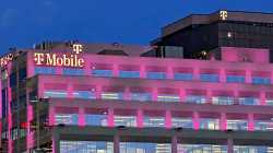 Rosa beleuchtetes Bürogebäude mit Aufschrift T-Mobile
