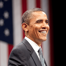 Barack Obama vor US-Fahne