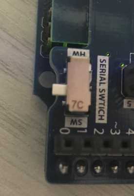 Erst die rechte Schalterstellung des Serial Switch (SW) ermöglicht das Flashen des Arduino-Boards