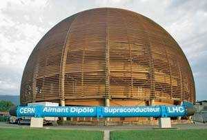 Vor CERNs Mediencenter Globe kann man ein 15 Meter langes und 35 Tonnen schweres Dipol-Element bewundern, von dem 1232 in dem 27 Kilometer langen Tunnel verlegt sind.