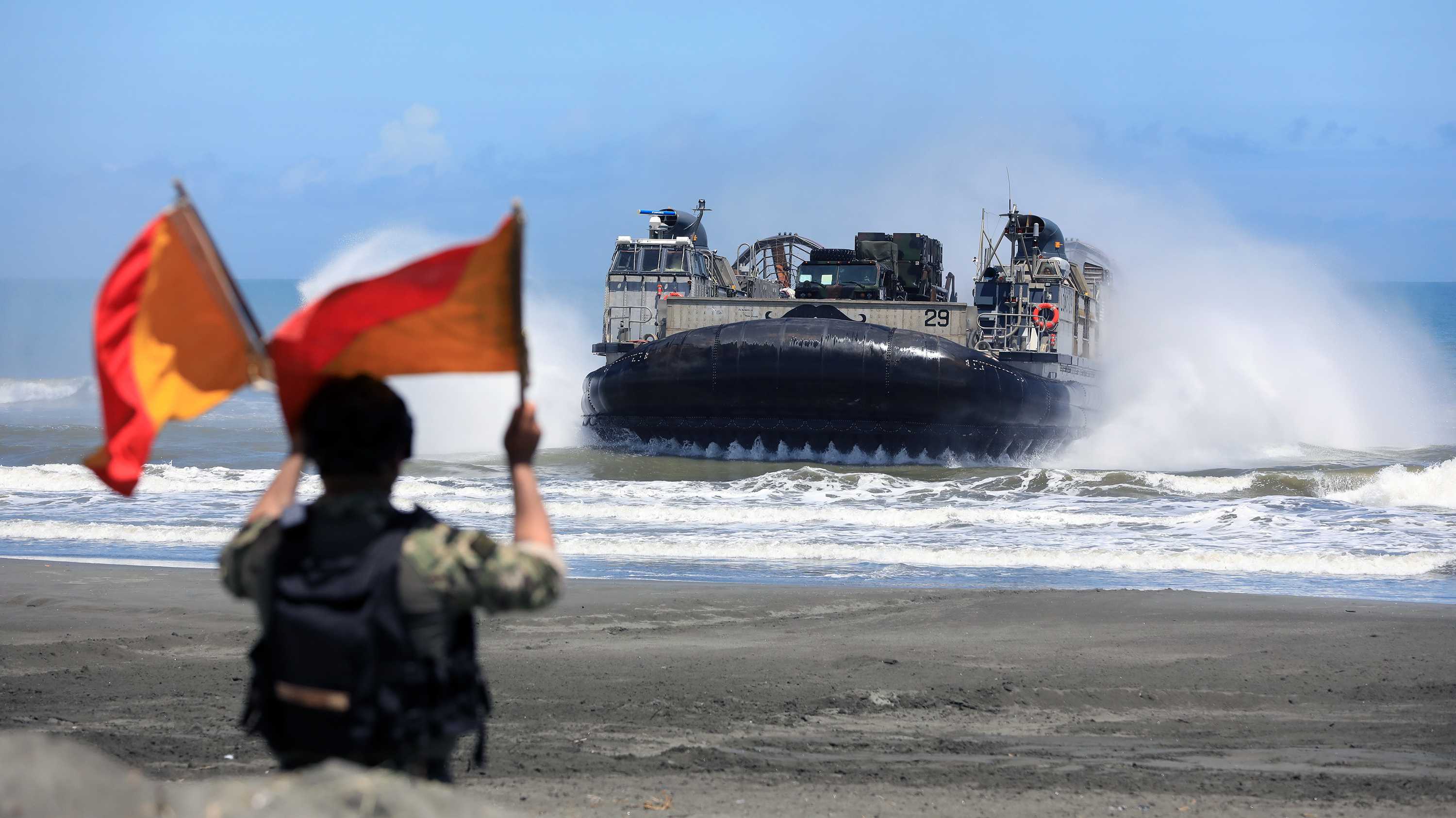 Ein US-Marinesoldat lotst das Landungsboot während der Balikatan-Übung im Jahr 2022 in den Philippinen an Land
