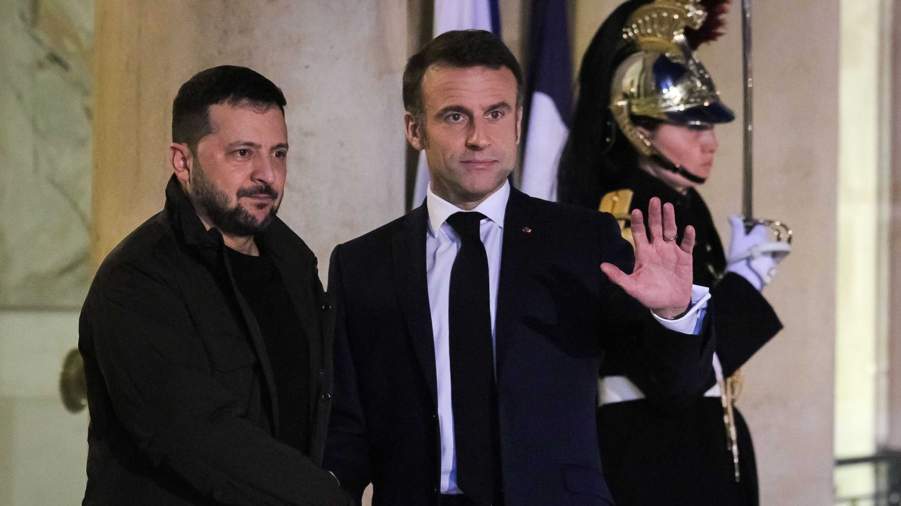 Der ukrainische Präsident Wolodymyr Selenskyj und der französische Präsident Emmanuel Macron bei einem Treffen im Élysée-Palast am 16. Februar 2024