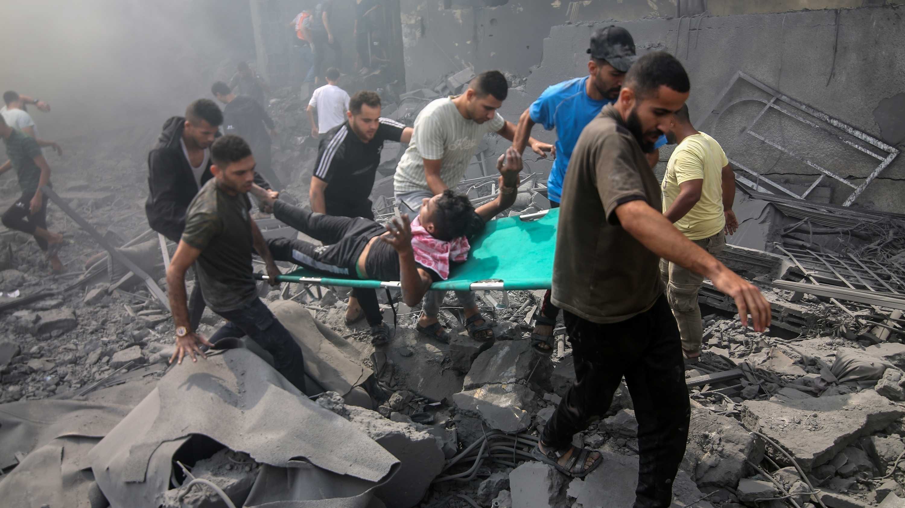 Palästinenser suchen nach Luftangriff nach Überlebenden.