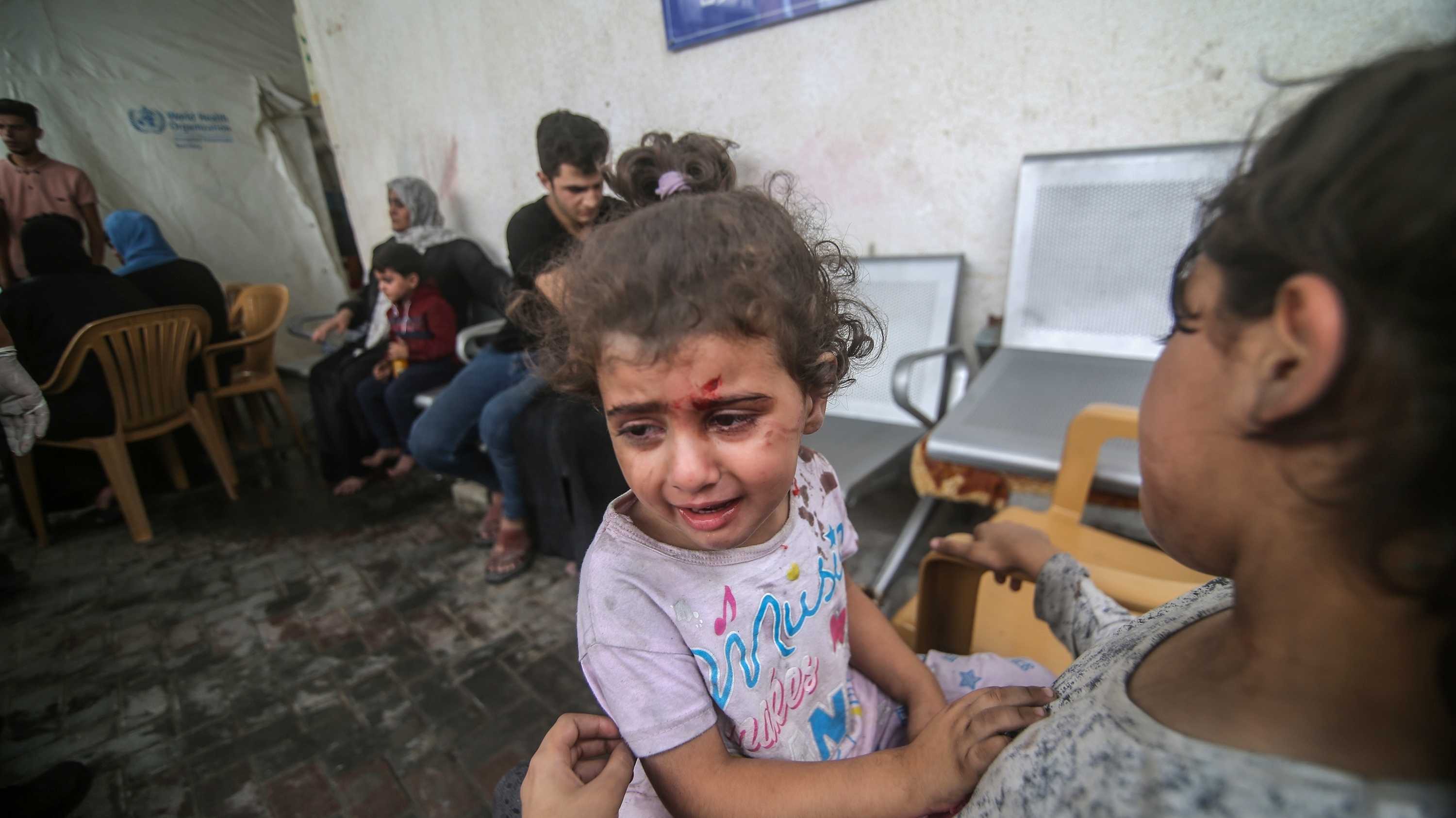 Mutter, weinendes Kind nach Angriff in Rafah