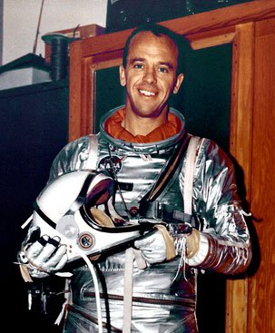 Alan Shepard in silberfarbenem Raumanzug