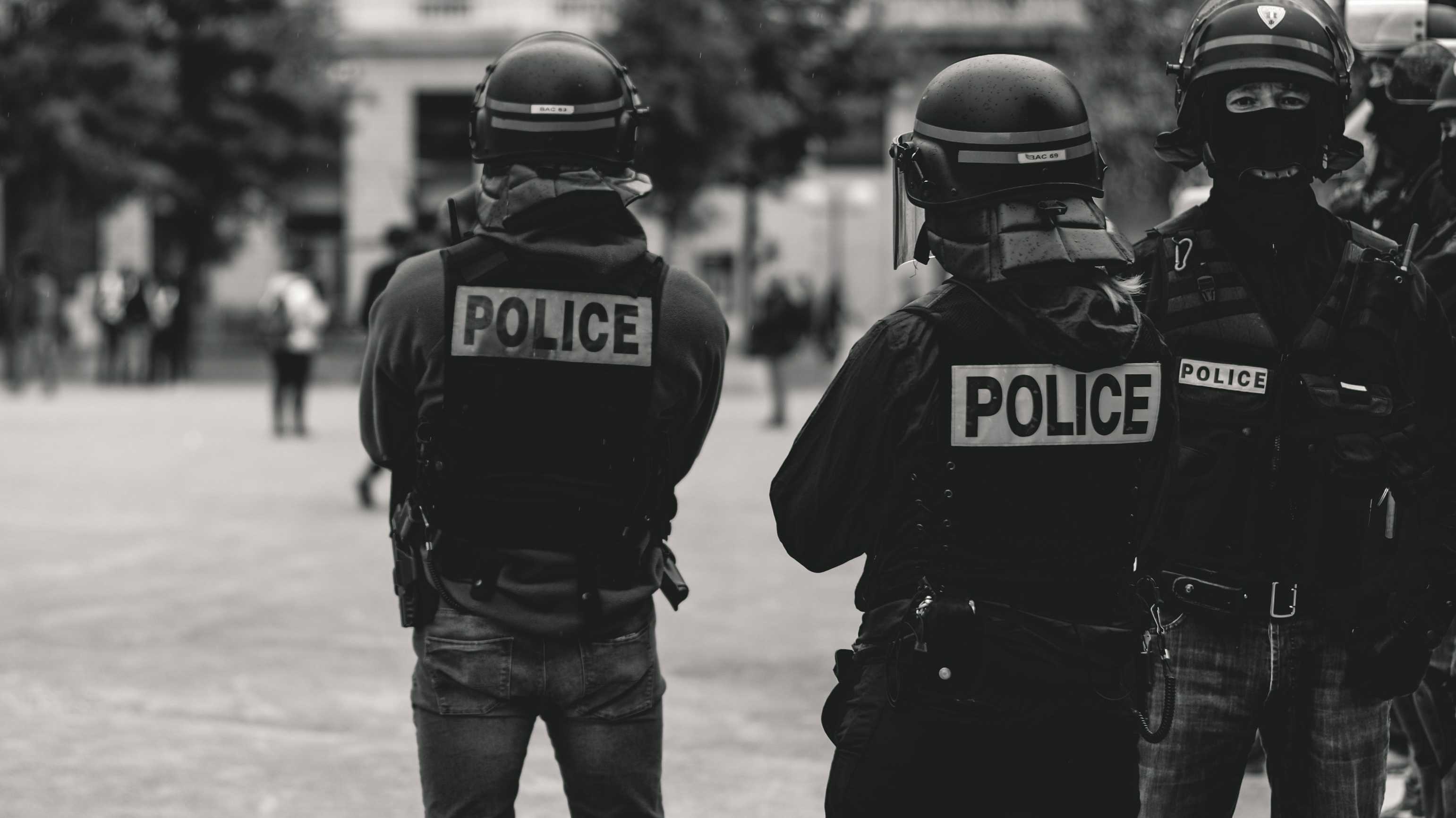 Drei vermummte Polizisten bei einem Einsatz in Frankreich.