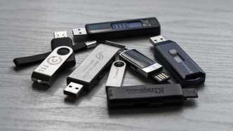 Viele Logos für universelle USB-Buchsen