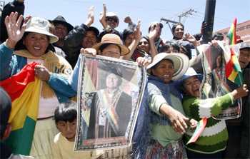 Die Indios setzen große Hoffnung auf die von Präsident Morales angestrebte Verfassungsänderung. Am Montag hatten 200.000 Menschen nach Abschluss eines Marsches dafür in La Paz demonstriert. Bild: abi.bo