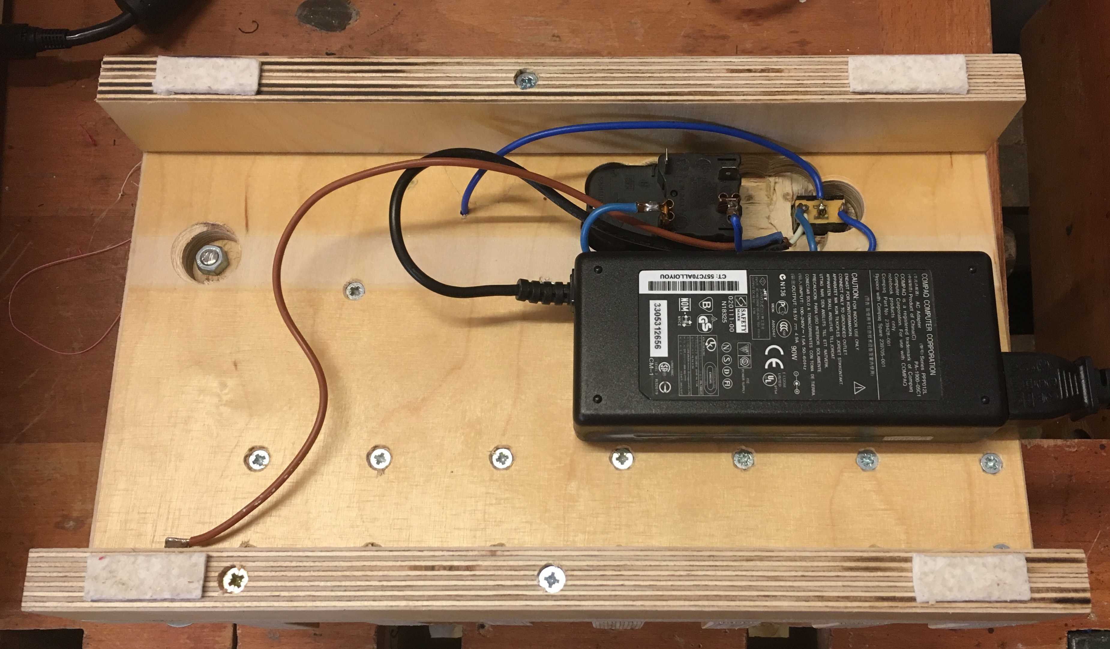 Elektrik in einer Holzkiste