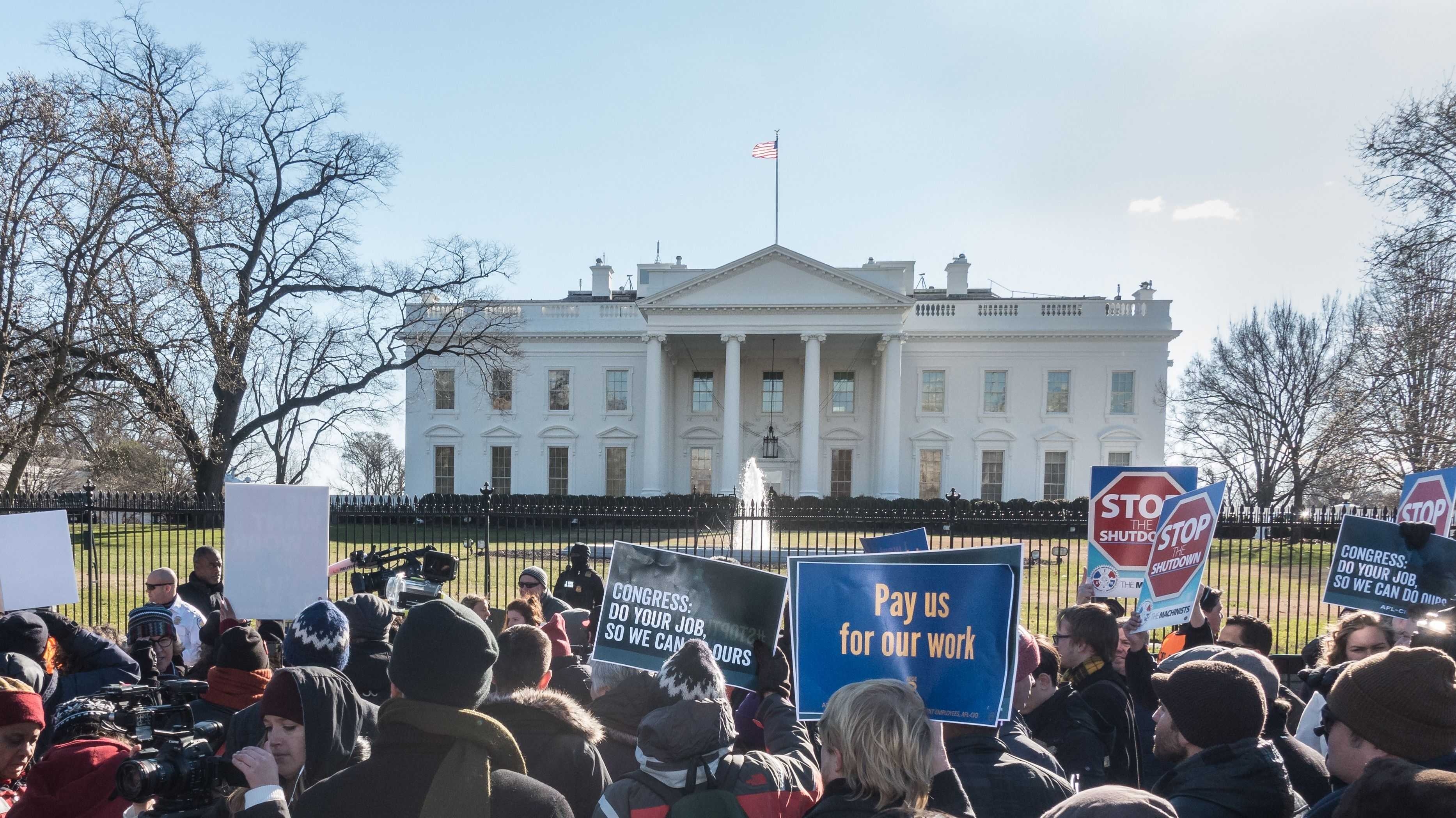 Demonstreirende Mensxchen vor dem Weißen Haus