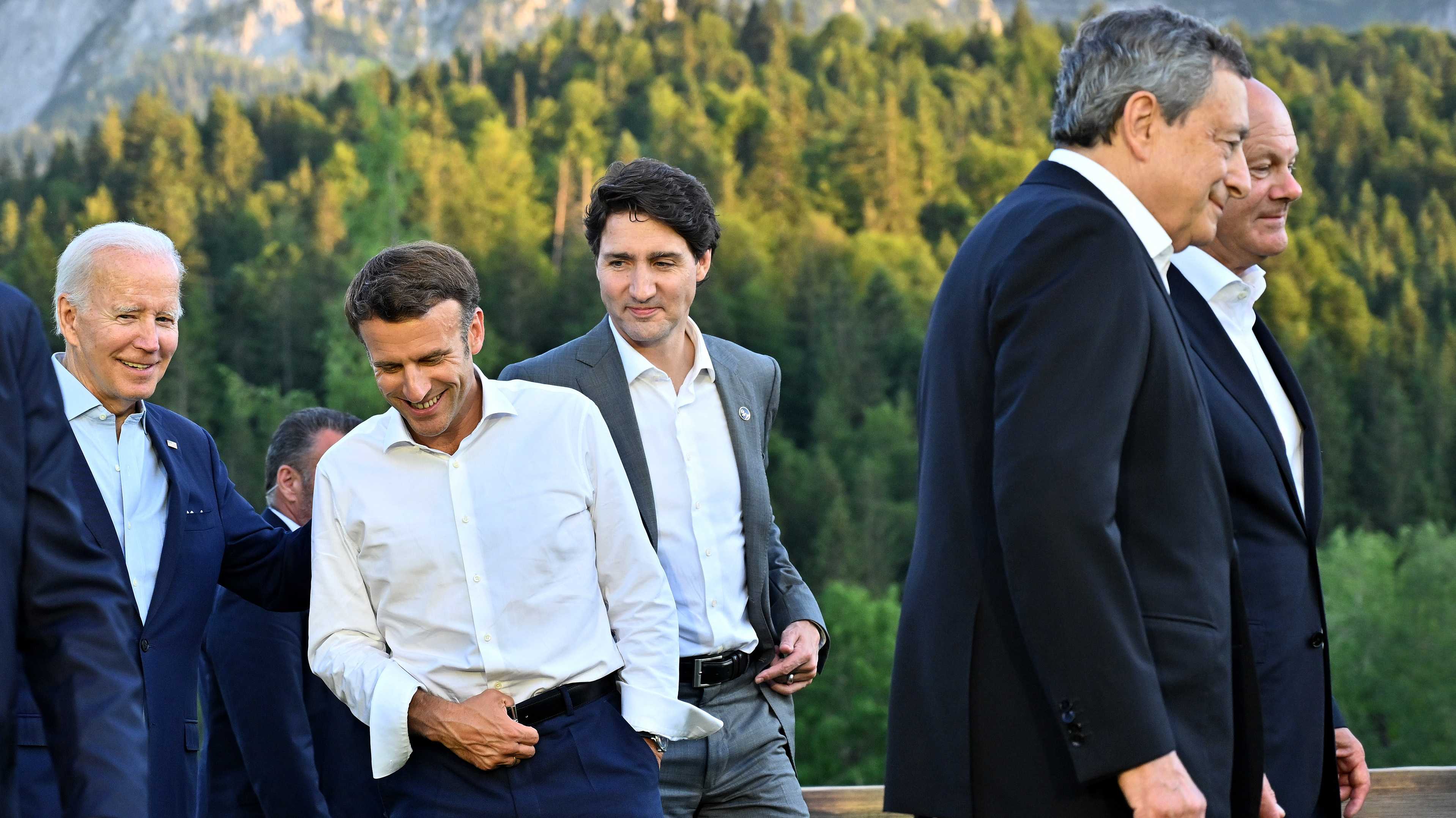 US-Präsident Joe Biden, Frankreichs Präsident Emmanuel Macron, Kanadas Premierminister Justin Trudeau, Italiens Ex-Premierminister Mario Draghi und Deutschlands Bundeskanzler Olaf Scholz beim G7-Gipfel auf Schloss Elmau am 26. Juni 2022. 