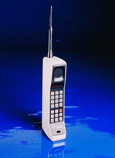 Das Motorola DynaTAC wog schlanke 794 Gramm und war ab 1984 erhätlich.