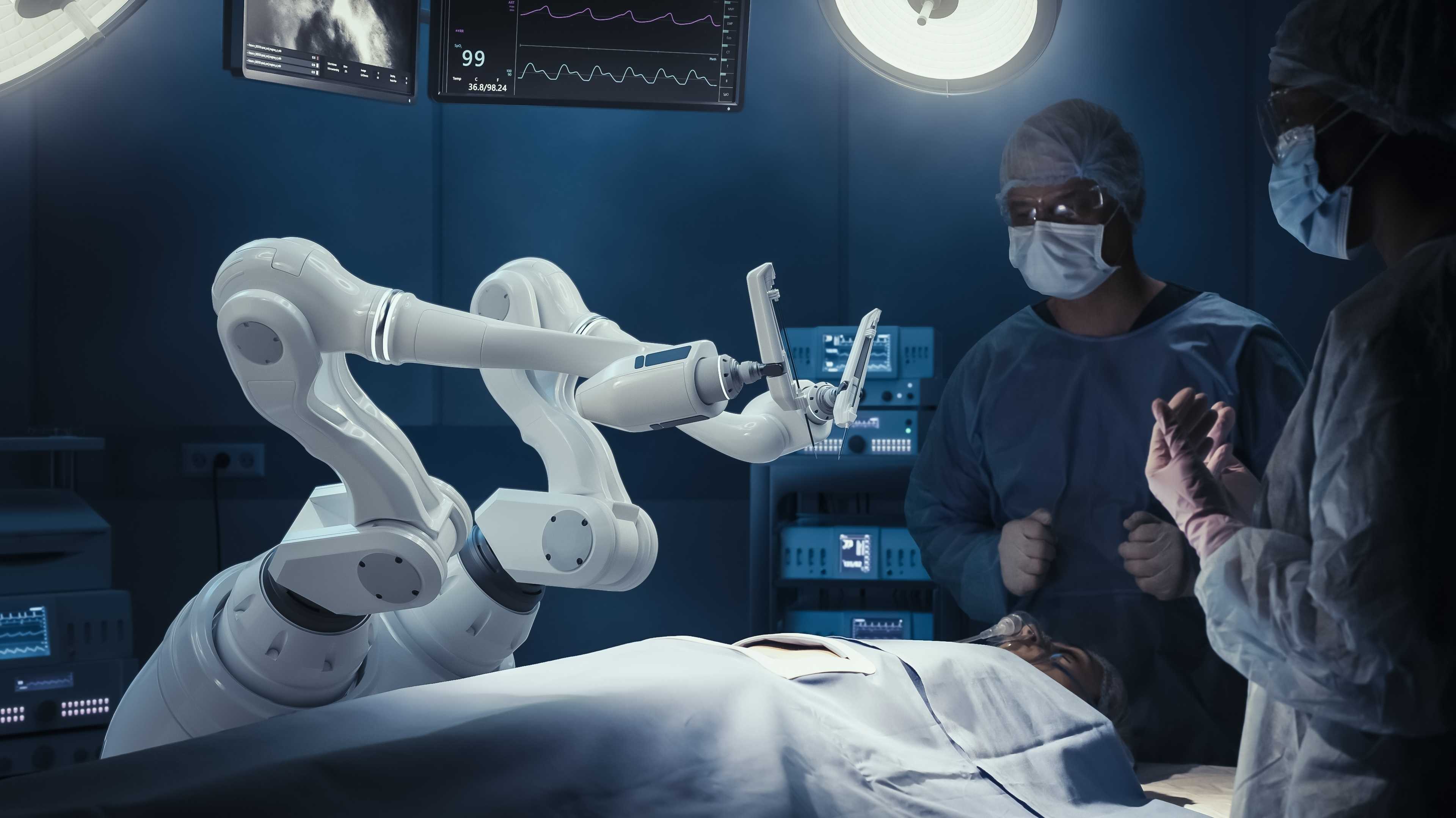 Zwei Chirurgen bei der Operation mit einem Roboter.