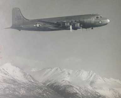 Douglas C-54 Skymaster fliegt über Bergen
