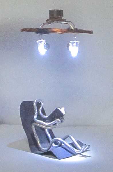 Schwebender LED-Kreisel über Figur