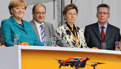 Merkel findet Drohne lustig