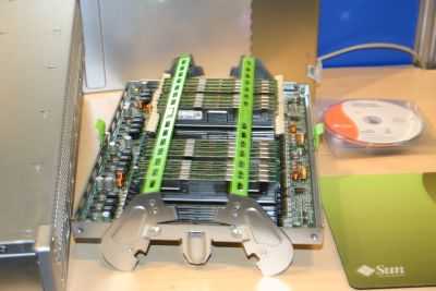 Der Speicher (FB-DIMM) des Sun-Systems befindet sich auf einem Modulträger.