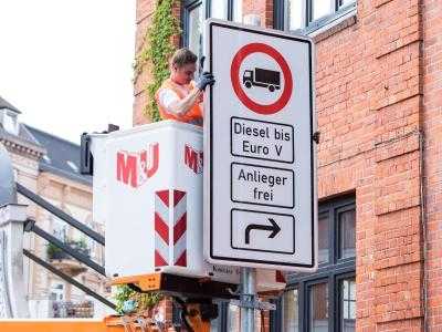 In Hamburg werden Schilder für Diesel-Fahrbeschränkungen montiert.