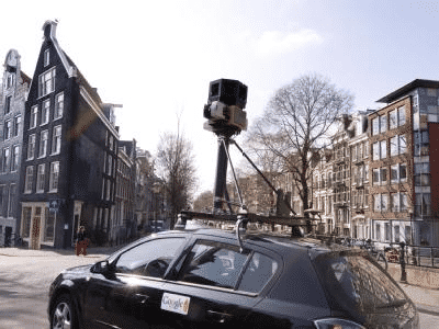 Ein Kamerauto von Google Street View in Aktion