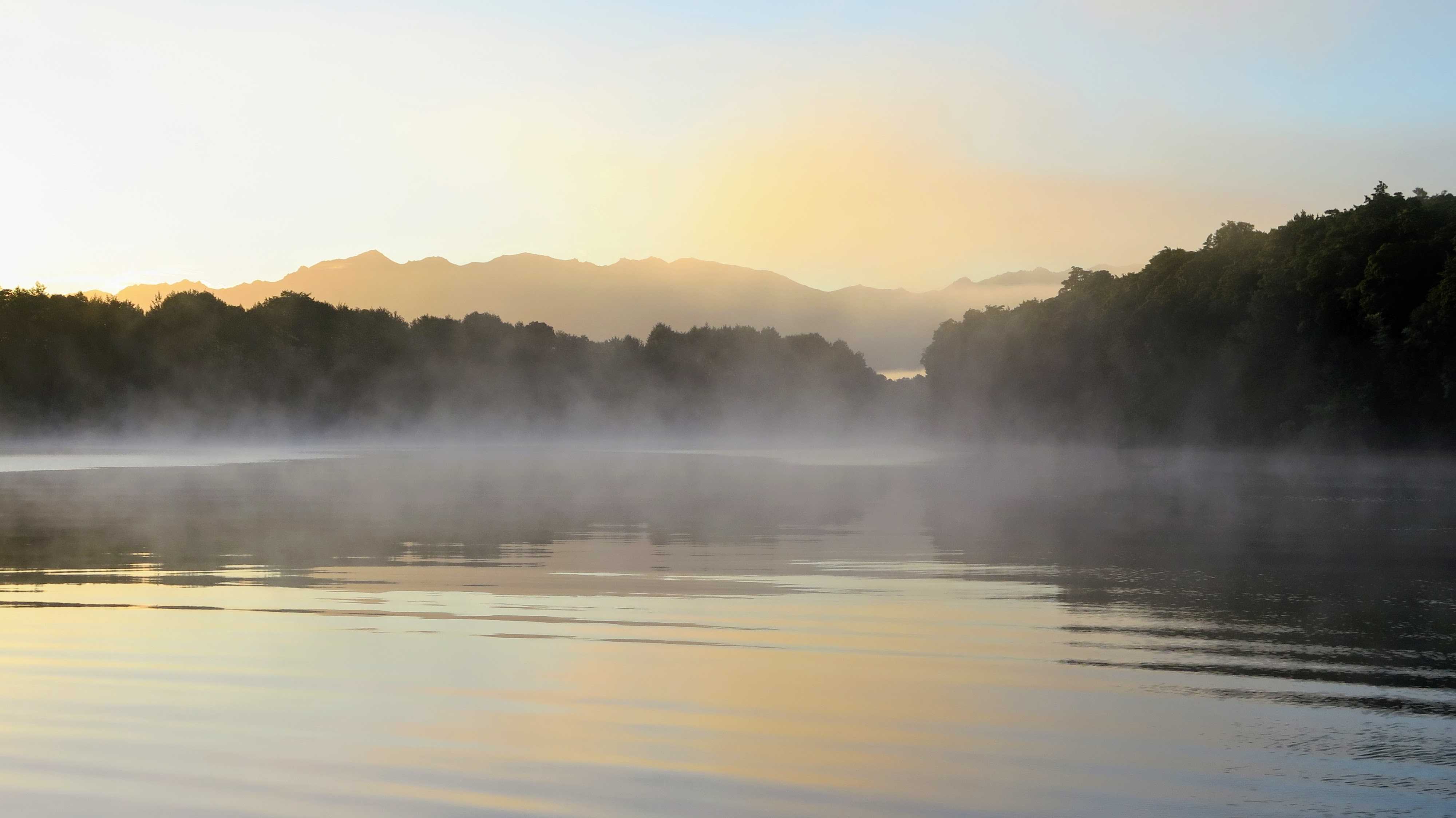 Morgengrauen - Nebel steigt aus einem See