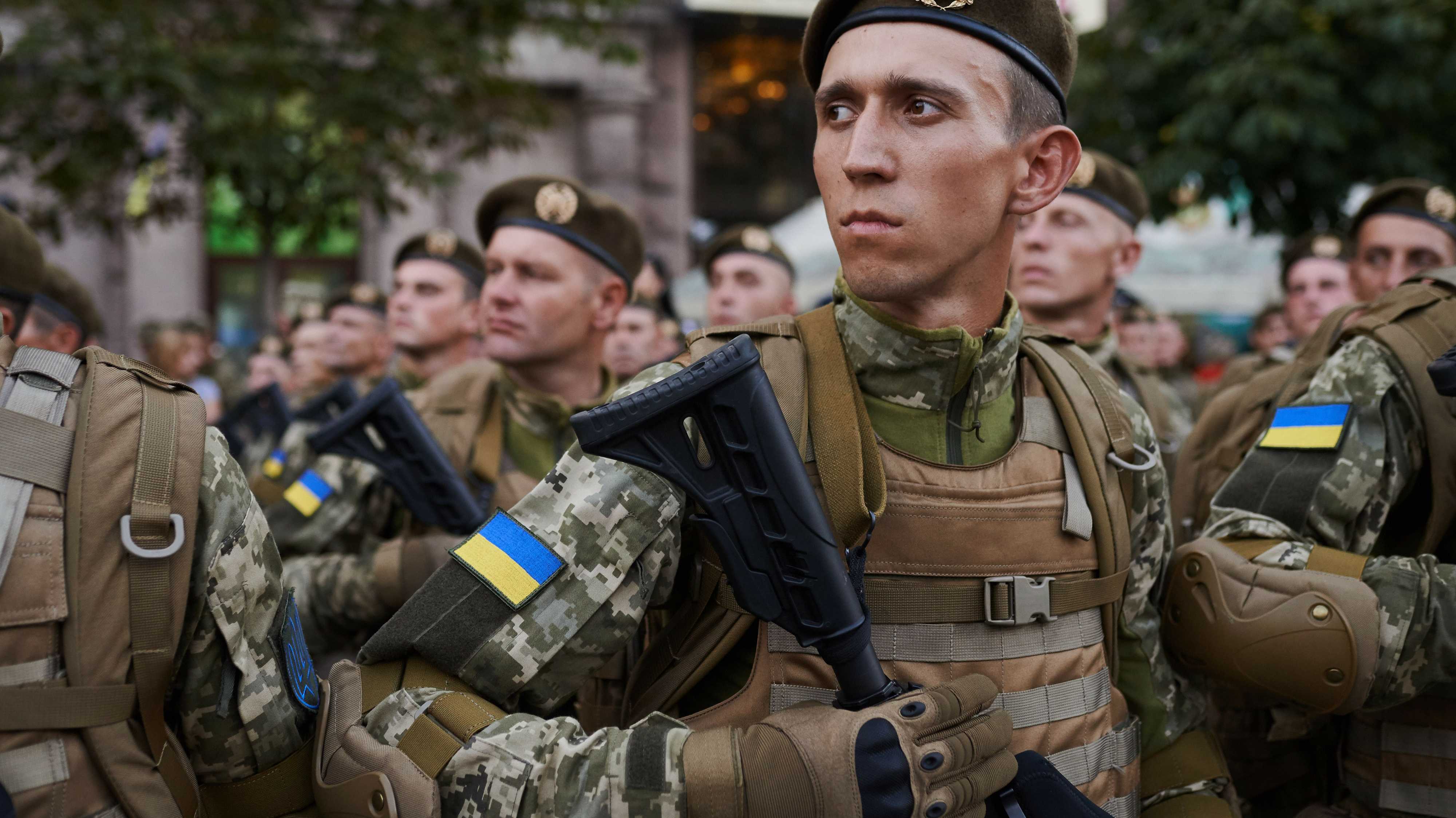 Soldaten der Ukraine sind angetreten und in Formation