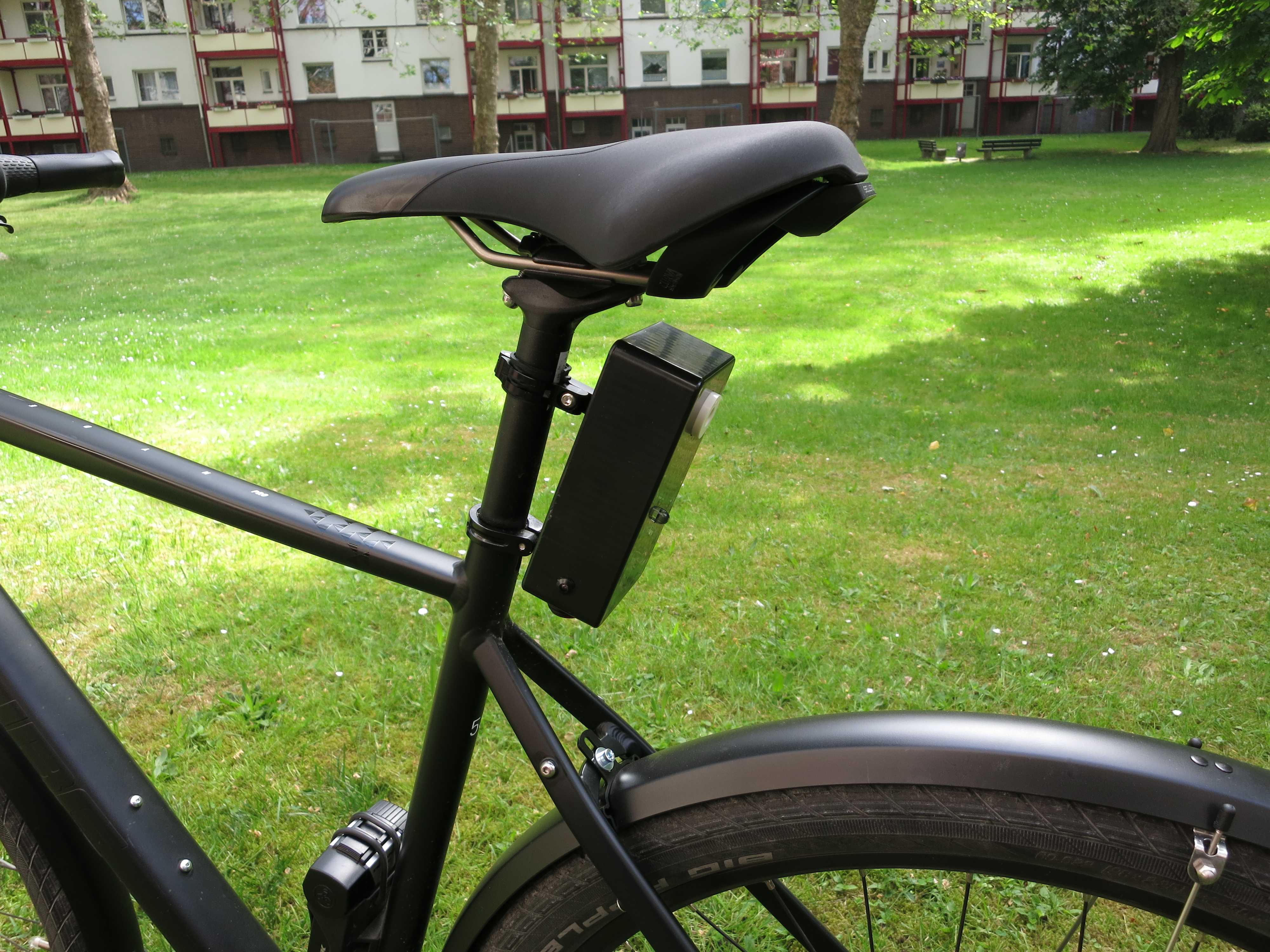 Ein schwarzer Kasten hängt am Fahrrad unter einem Sattel