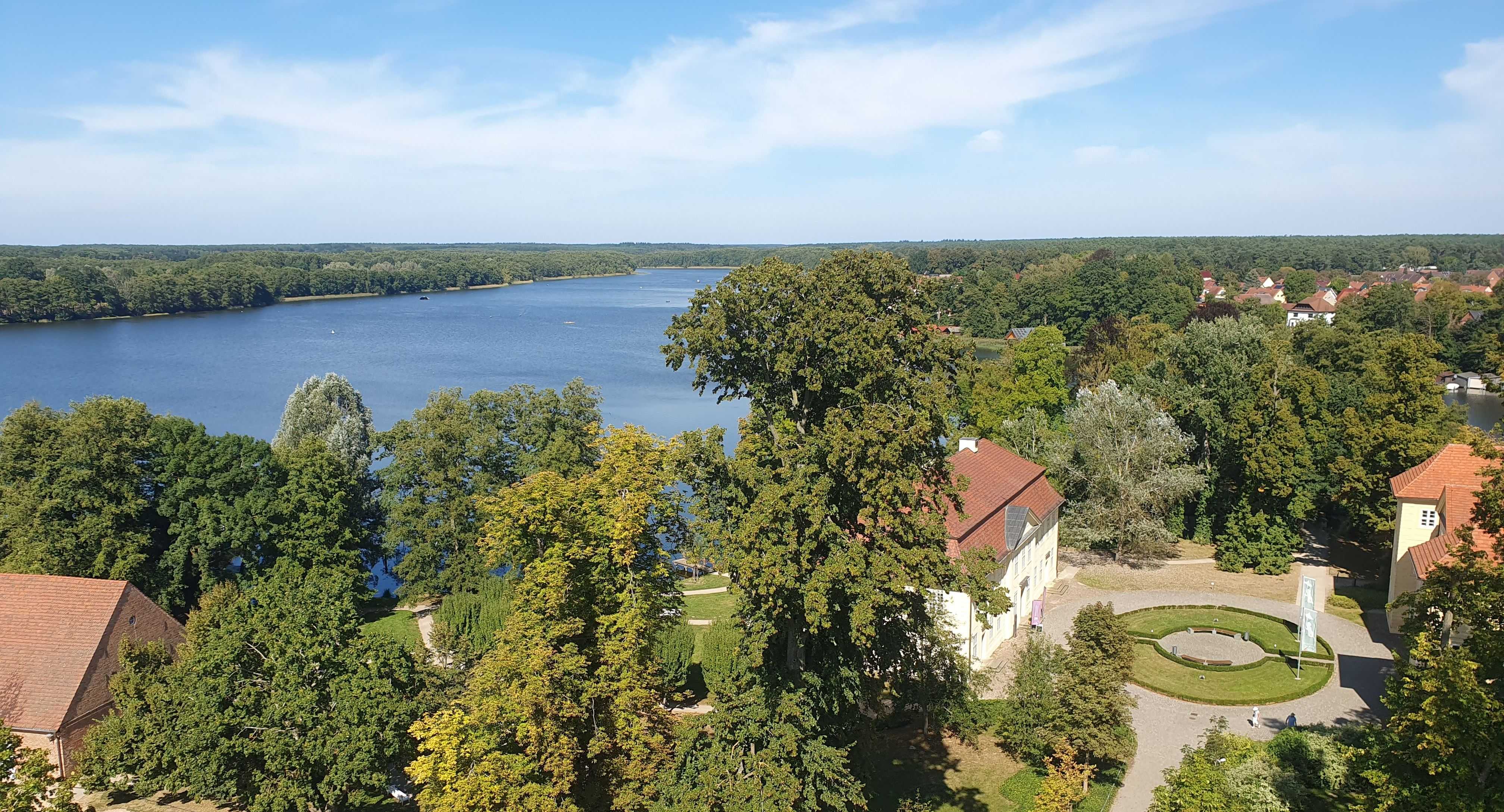 Vogelperspektieve des ortes Mirow mit See.