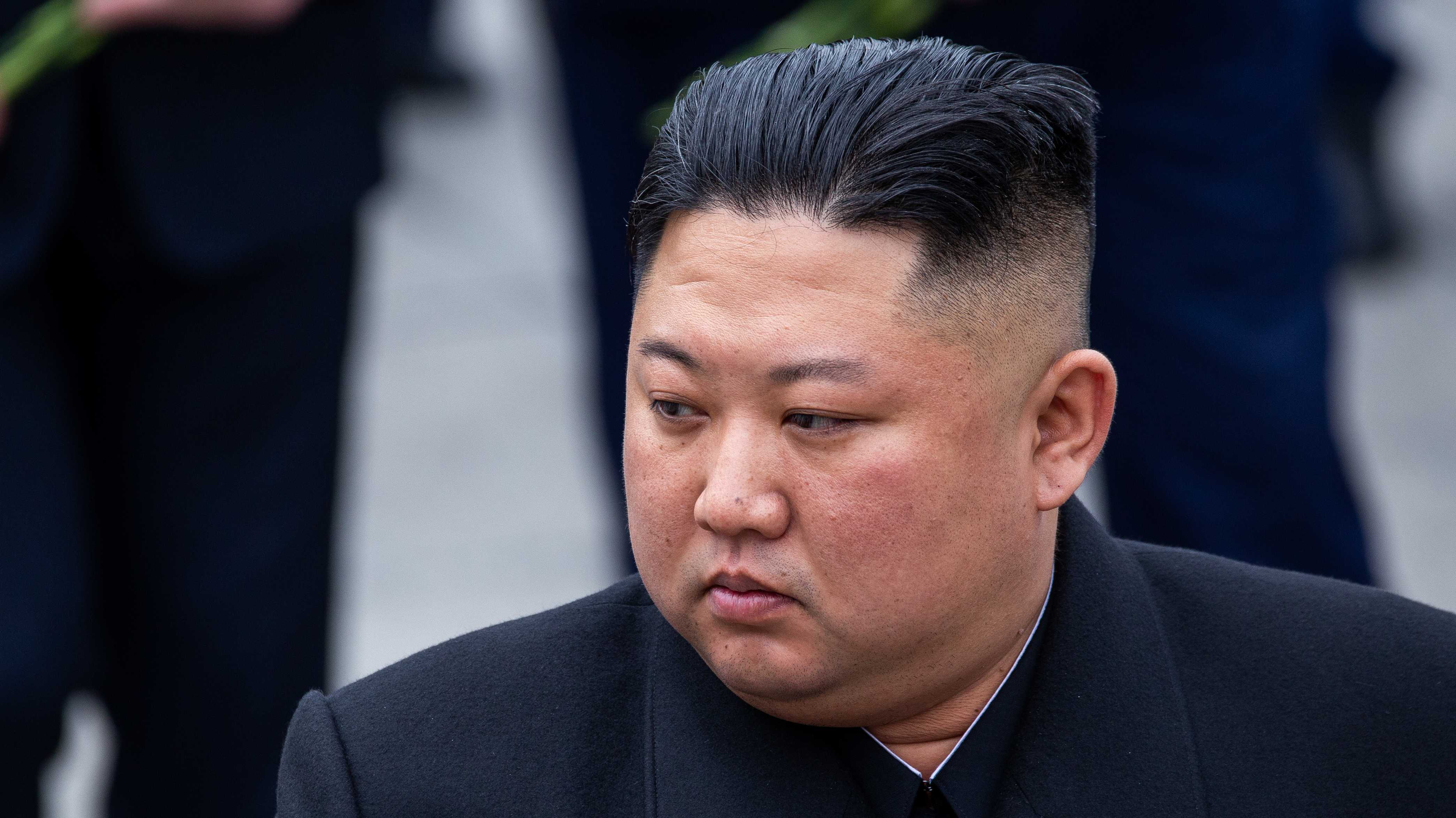 Der nordkoreanische Staatschef Kim Jong-un während der Kranzniederlegung am Denkmal der ewigen Flamme in Wladiwostok