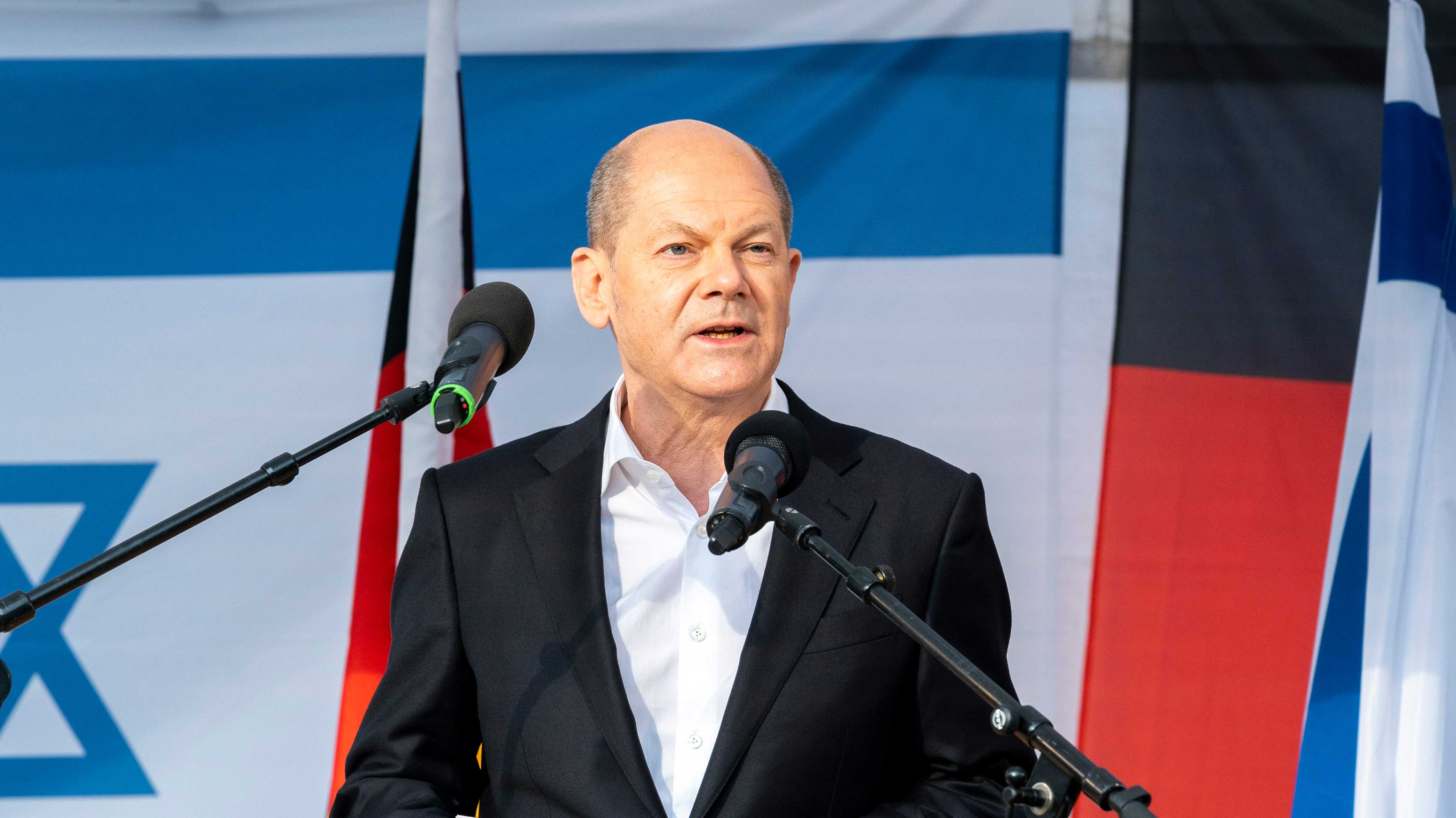 Bundeskanzler Olaf Scholz bei einer Solidaritätskundgebung für Israel und gegen Antisemitismus. 