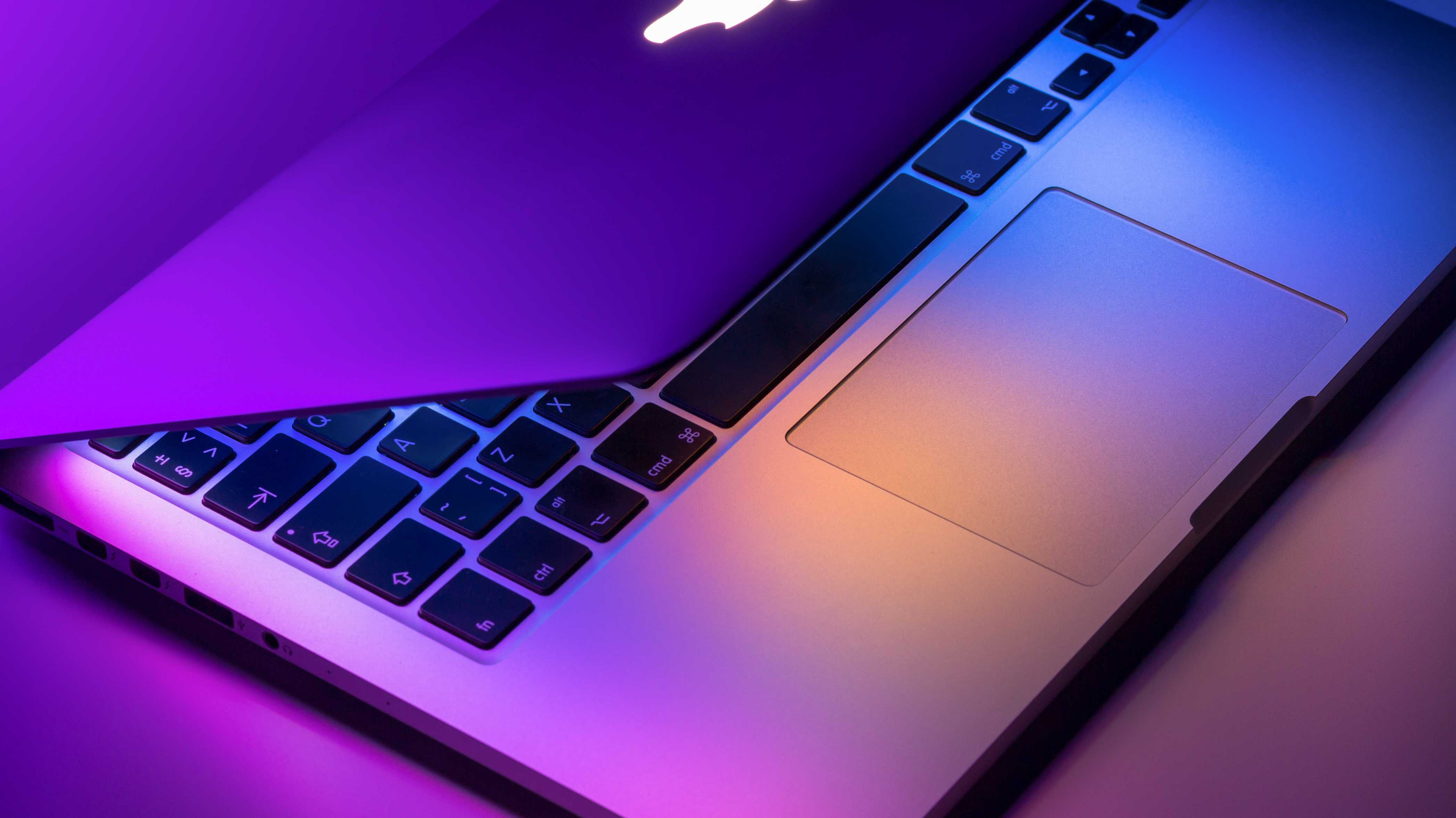 Leicht geöffnetes Macbook Pro auf einem Schreibtisch